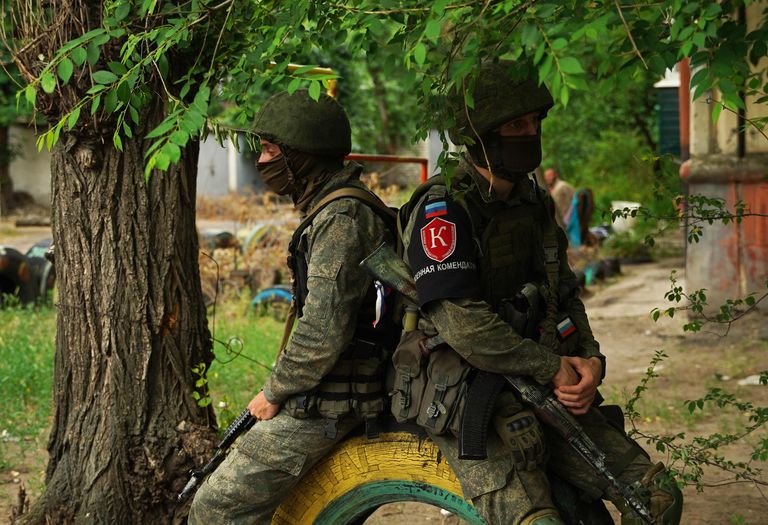 Военнослужащие НМ ЛНР на одной из улиц Северодонецка Военнослужащие НМ ЛНР на одной из улиц Северодонецка