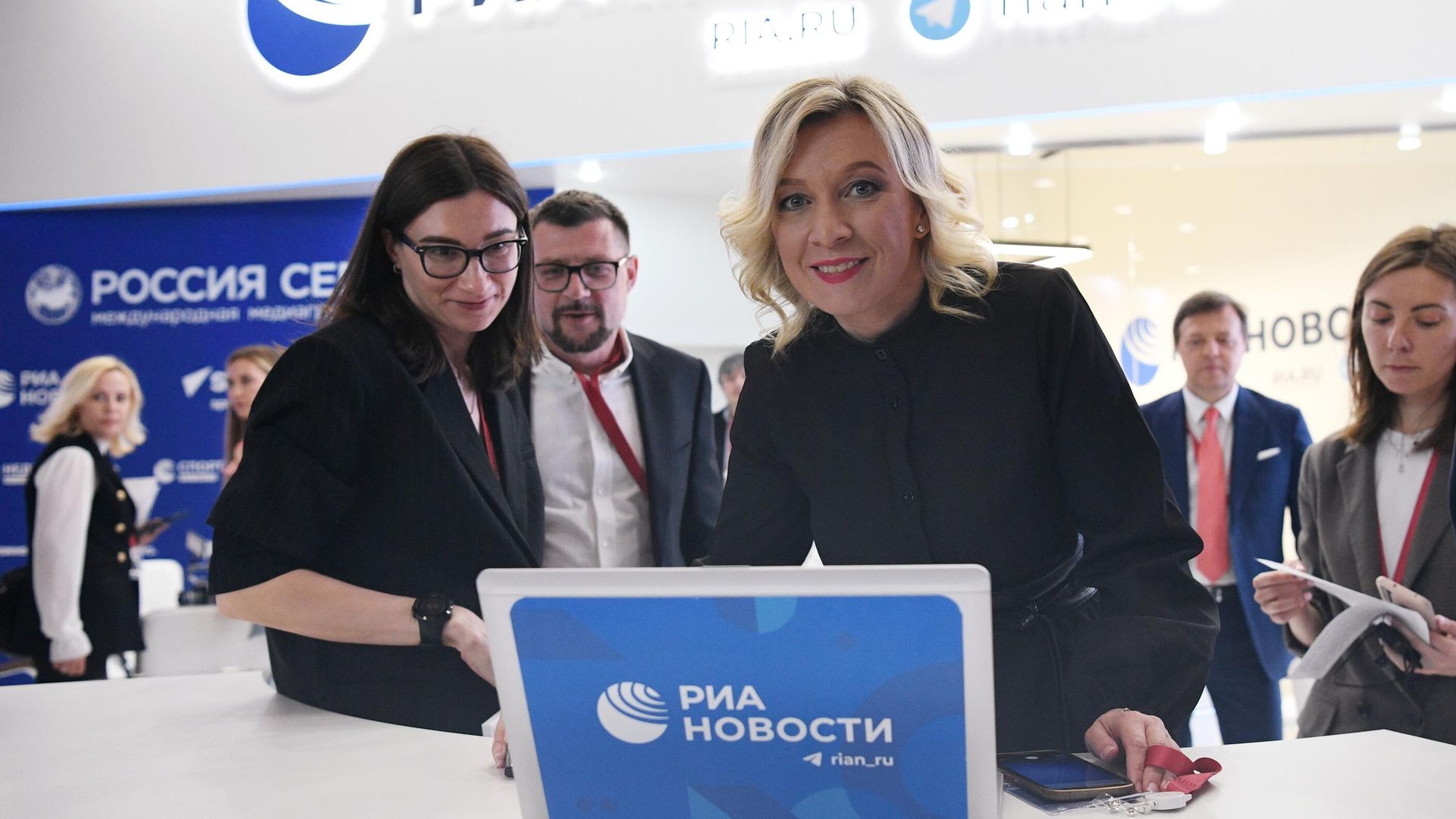 Официальный представитель Министерства иностранных дел РФ Мария Захарова на стенде РИА Новости, представленном на Петербургском международном экономическом форуме - 2022 Официальный представитель Министерства иностранных дел РФ Мария Захарова на стенде РИА Новости, представленном на Петербургском международном экономическом форуме - 2022 - РИА Новости, 1920, 16.06.2022