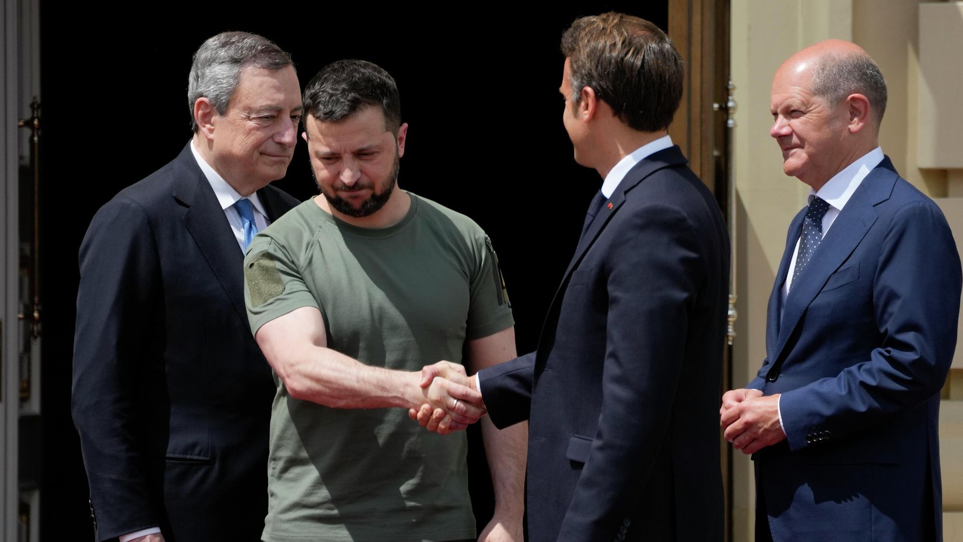 Премьер-министр Италии Марио Драги, президент Украины Владимир Зеленский, президент Франции Эммануэль Макрон и канцлер Германии Олаф Шольц во время встречи в Киеве Премьер-министр Италии Марио Драги, президент Украины Владимир Зеленский, президент Франции Эммануэль Макрон и канцлер Германии Олаф Шольц во время встречи в Киеве - РИА Новости, 1920, 27.06.2022