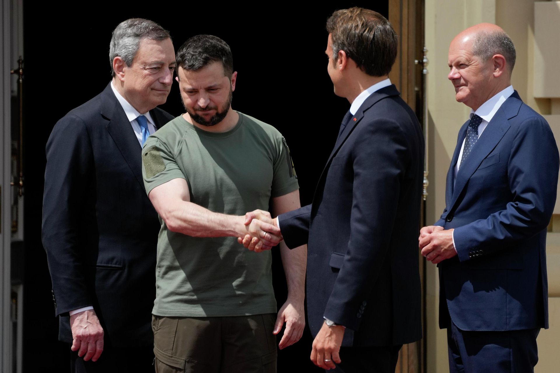 Премьер-министр Италии Марио Драги, президент Украины Владимир Зеленский, президент Франции Эммануэль Макрон и канцлер Германии Олаф Шольц во время встречи в Киеве Премьер-министр Италии Марио Драги, президент Украины Владимир Зеленский, президент Франции Эммануэль Макрон и канцлер Германии Олаф Шольц во время встречи в Киеве - РИА Новости, 1920, 17.06.2022