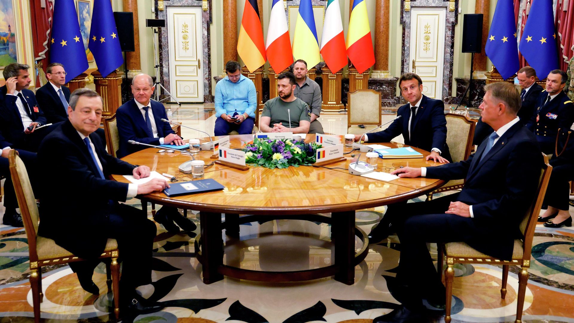 Президент Украины Владимир Зеленский во время встречи с президентом Франции Эммануэлем Макроном, канцлером ФРГ Олафом Шольцем, премьер-министром Италии Марио Драги и президентом Румынии Клаусом Йоханнисом в Киеве Президент Украины Владимир Зеленский во время встречи с президентом Франции Эммануэлем Макроном, канцлером ФРГ Олафом Шольцем, премьер-министром Италии Марио Драги и президентом Румынии Клаусом Йоханнисом в Киеве - РИА Новости, 1920, 16.06.2022