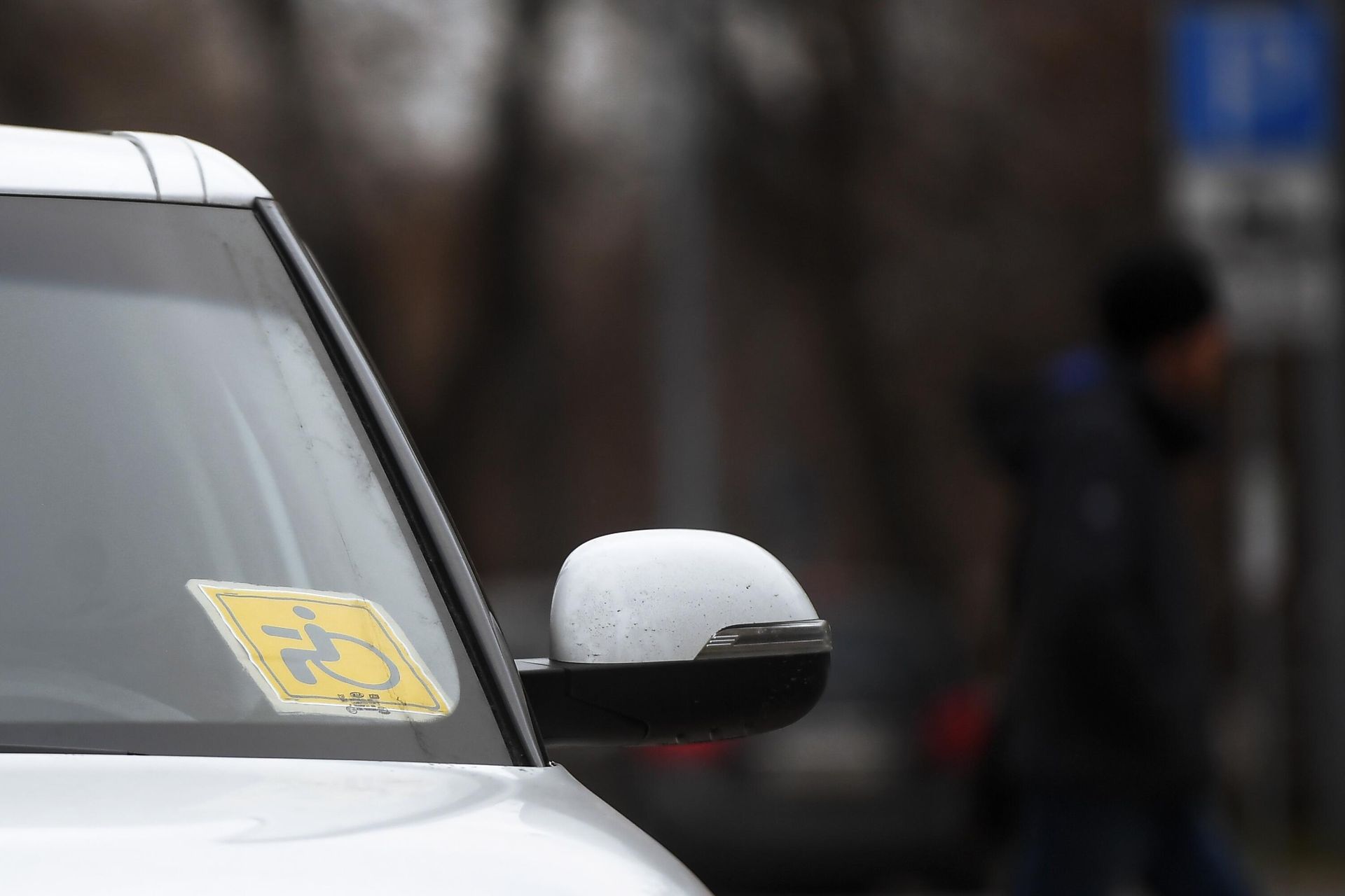 Опознавательный знак Инвалид под стеклом автомобиля в Москве Опознавательный знак Инвалид под стеклом автомобиля в Москве - РИА Новости, 1920, 08.07.2026