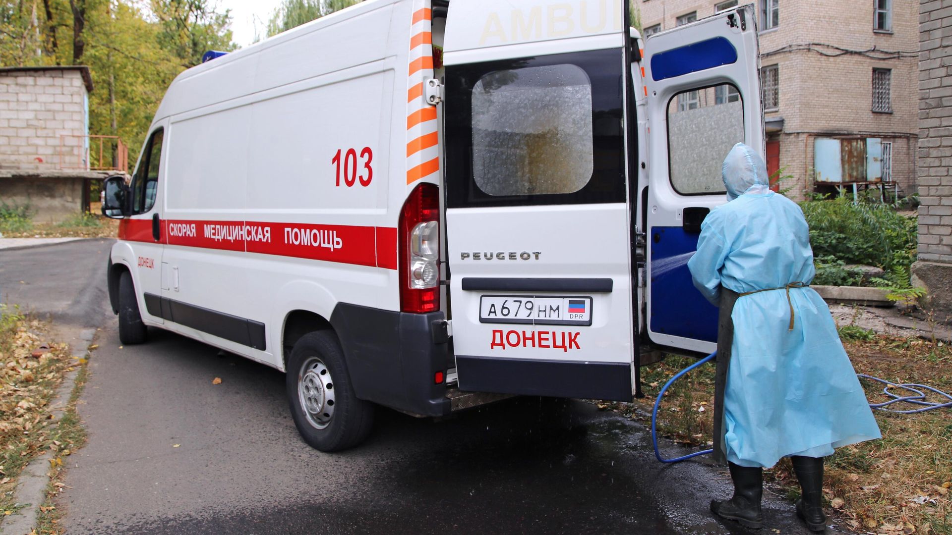 Автомобиль скорой помощи на территории Центральной городской больницы №1 в Донецке Автомобиль скорой помощи на территории Центральной городской больницы №1 в Донецке - РИА Новости, 1920, 03.07.2022