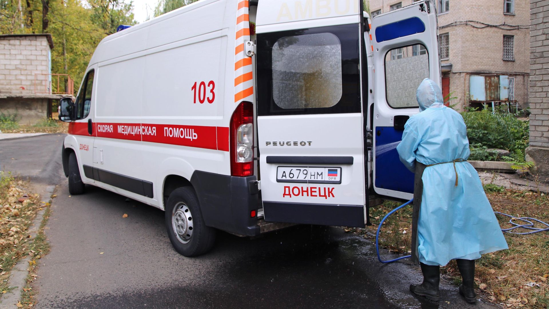 Автомобиль скорой помощи на территории Центральной городской больницы №1 в Донецке Автомобиль скорой помощи на территории Центральной городской больницы №1 в Донецке - РИА Новости, 1920, 11.08.2022