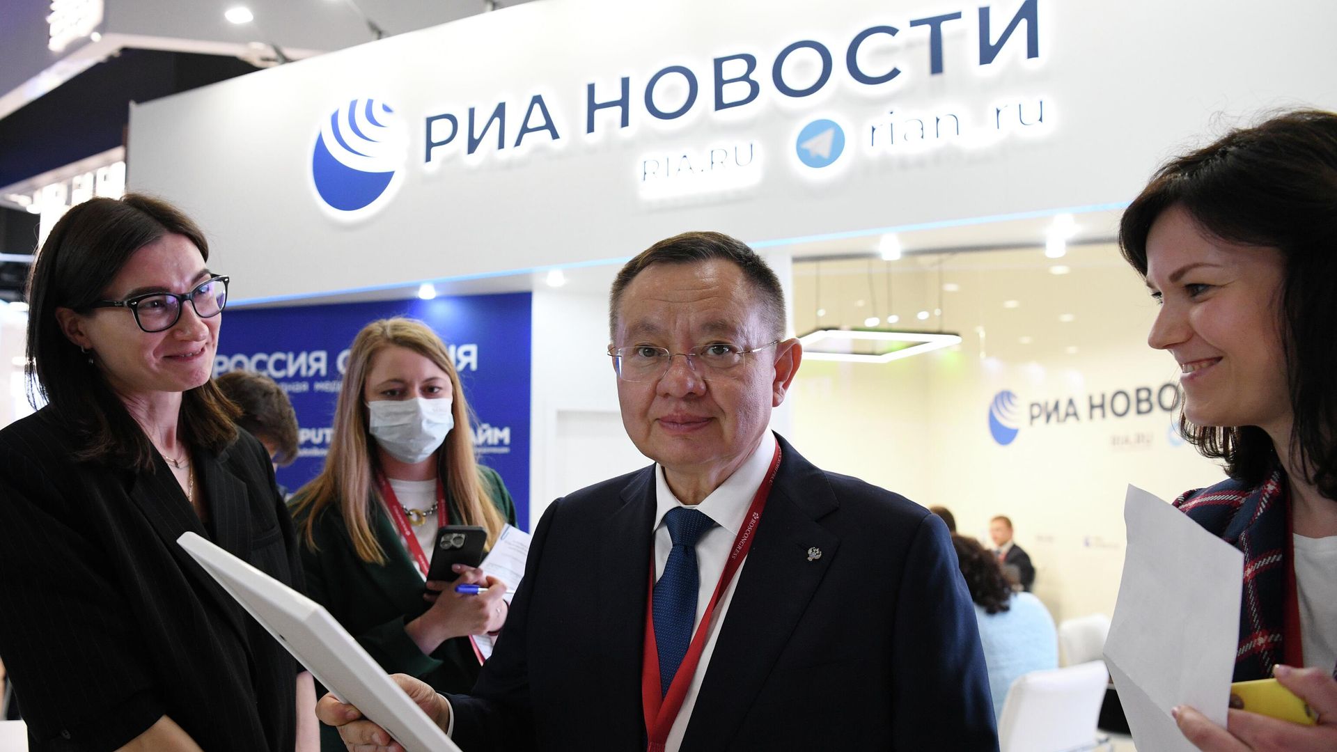 Министр строительства и жилищно-коммунального хозяйства РФ Ирек Файзуллин на стенде РИА Новости, представленном на Петербургском международном экономическом форуме - 2022. - РИА Новости, 1920, 17.06.2022