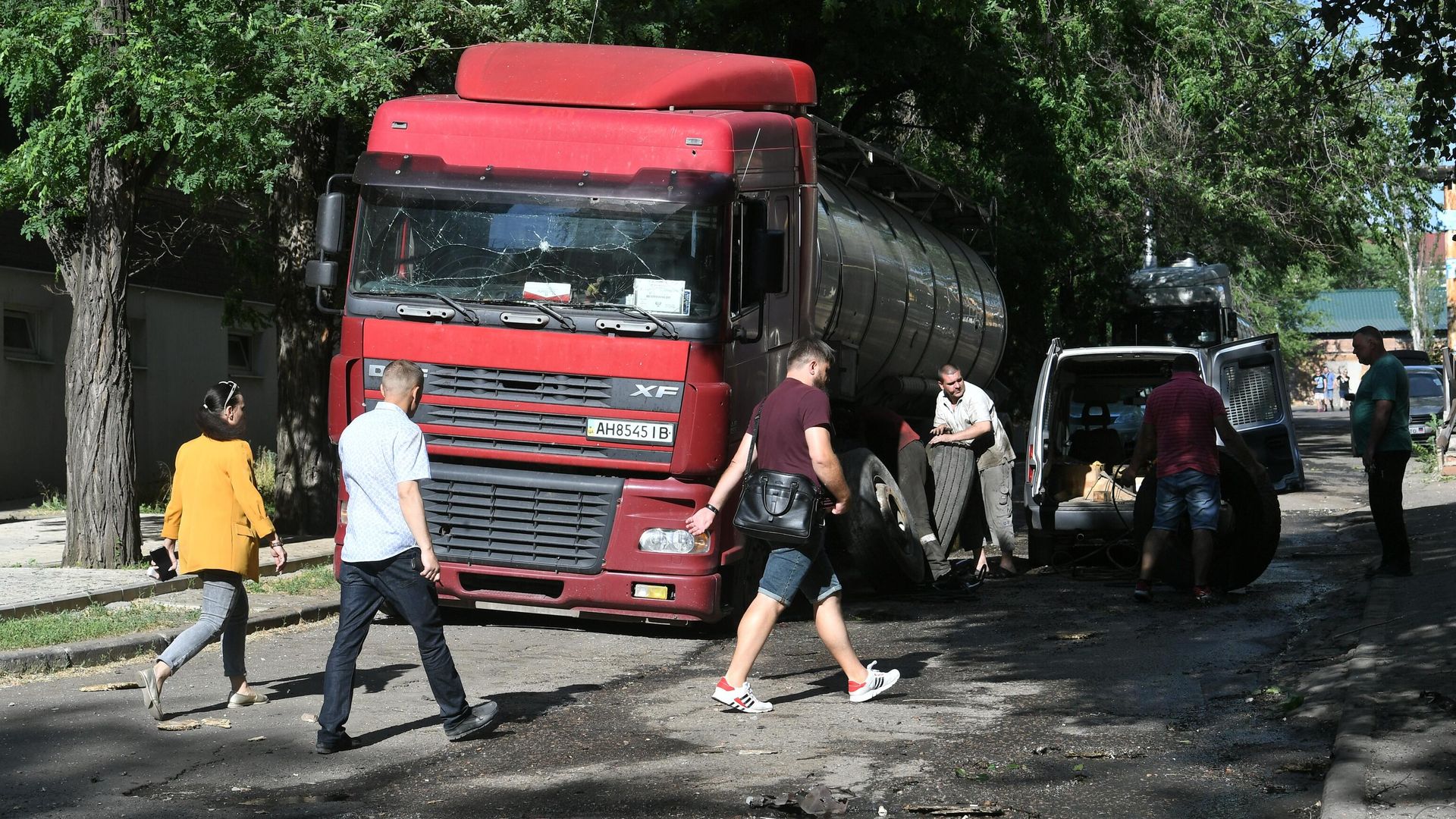 Грузовой автомобиль получивший повреждения в результате обстрела ВСУ центра Донецка - РИА Новости, 1920, 17.06.2022