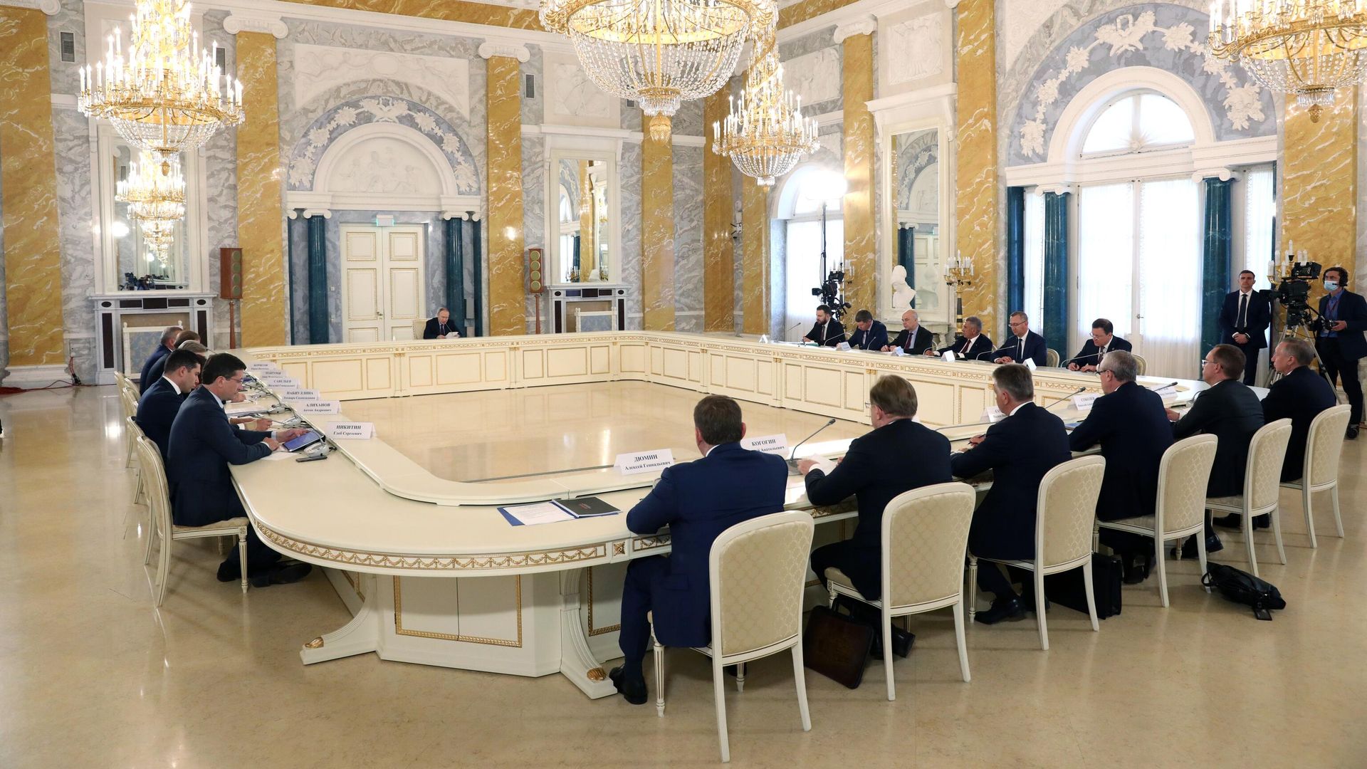 Владимир Путин проводит совещание с представителями бизнеса по вопросам развития автомобильной промышленности Владимир Путин проводит совещание с представителями бизнеса по вопросам развития автомобильной промышленности - РИА Новости, 1920, 16.06.2022