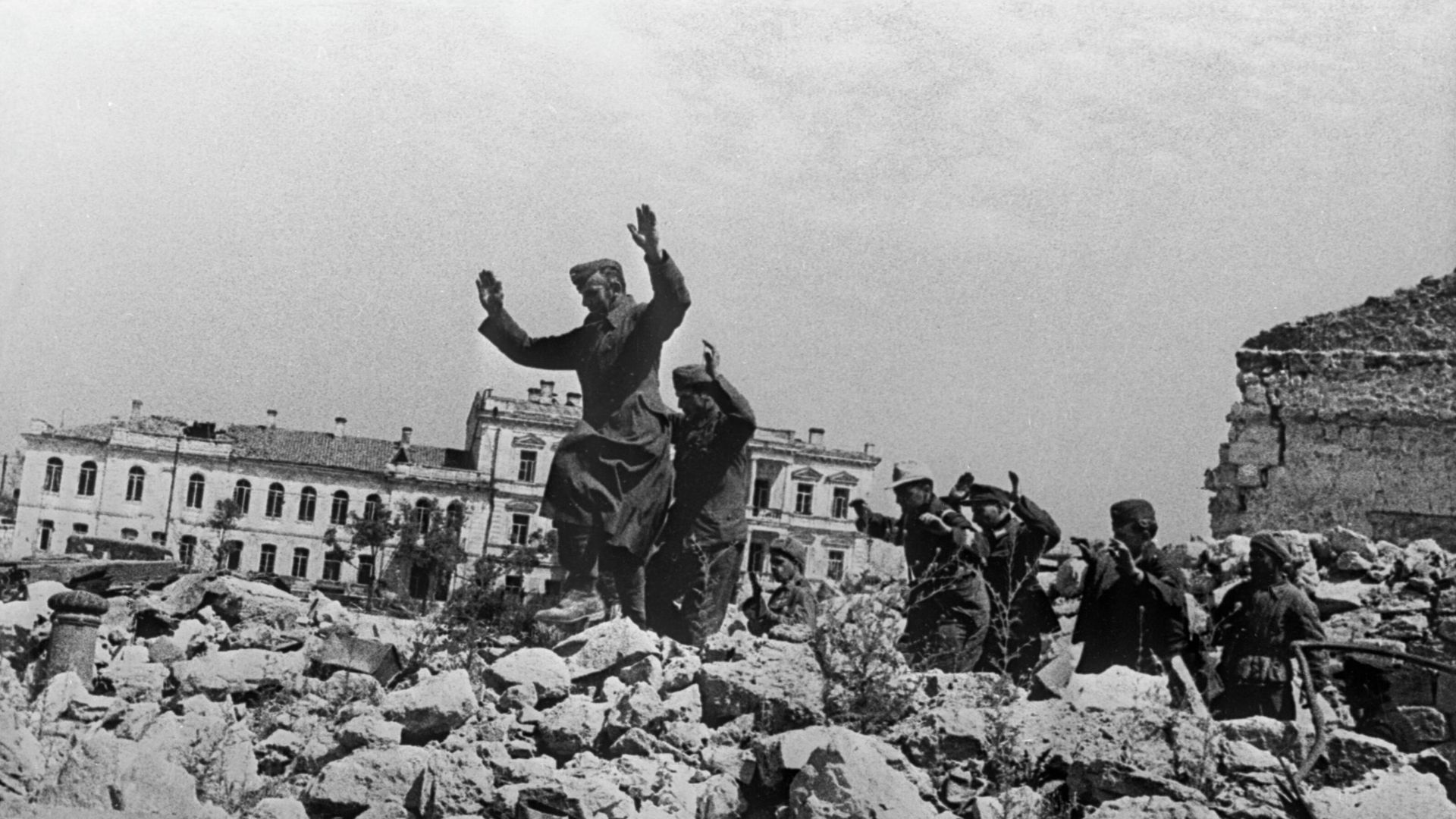 На развалинах Севастополя около Графской пристани На развалинах Севастополя около Графской пристани - РИА Новости, 1920, 22.06.2023