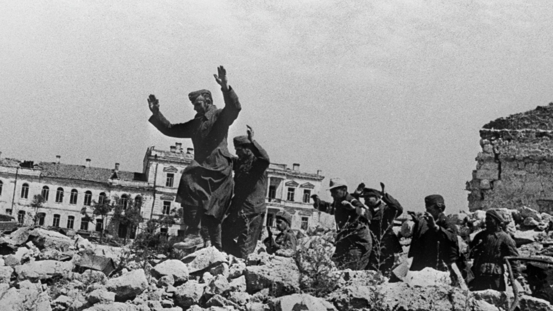 Пленные немцы на развалинах Севастополя около Графской пристани Пленные немцы на развалинах Севастополя около Графской пристани - РИА Новости, 1920, 17.06.2022