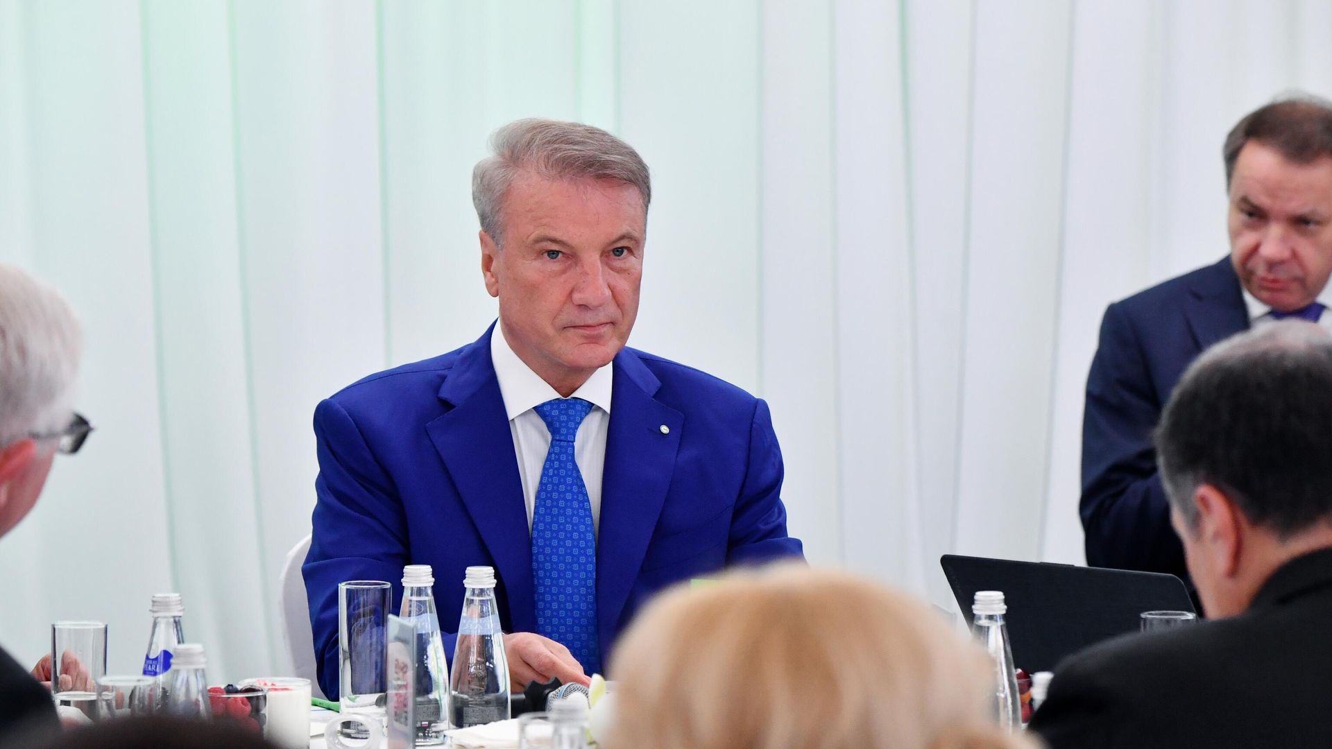Президент, председатель правления ПАО Сбербанк Герман Греф во время бизнес-завтрака Сбера на ПМЭФ-2022 Президент, председатель правления ПАО Сбербанк Герман Греф во время бизнес-завтрака Сбера на ПМЭФ-2022 - РИА Новости, 1920, 17.06.2022