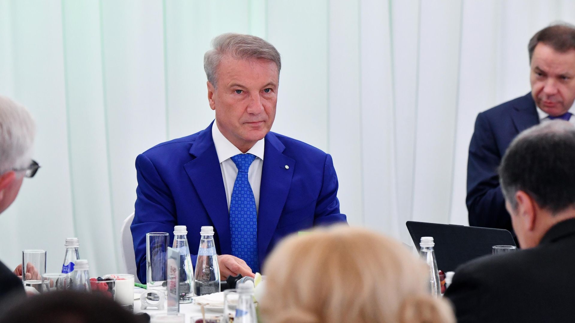 Президент, председатель правления ПАО Сбербанк Герман Греф во время бизнес-завтрака Сбера на ПМЭФ-2022 Президент, председатель правления ПАО Сбербанк Герман Греф во время бизнес-завтрака Сбера на ПМЭФ-2022 - РИА Новости, 1920, 17.06.2022