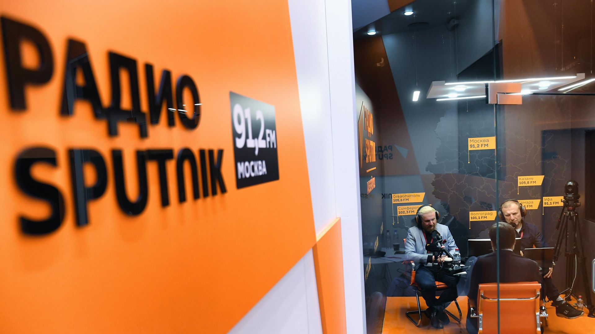 Стенд студии радио Sputnik Стенд студии радио Sputnik - РИА Новости, 1920, 21.02.2024