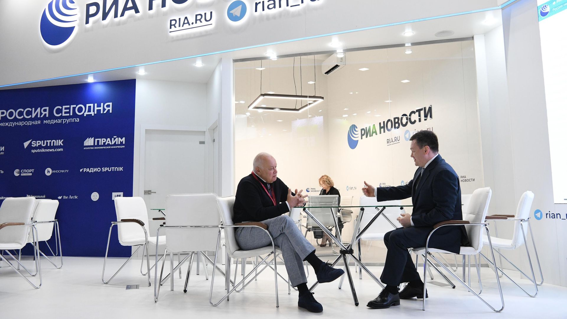 Генеральный прокурор РФ Игорь Краснов дает интервью генеральному директору медиагруппы Россия сегодня Дмитрию Киселеву на стенде РИА Новости на ПМЭФ-2022 Генеральный прокурор РФ Игорь Краснов дает интервью генеральному директору медиагруппы Россия сегодня Дмитрию Киселеву на стенде РИА Новости на ПМЭФ-2022 - РИА Новости, 1920, 17.06.2022