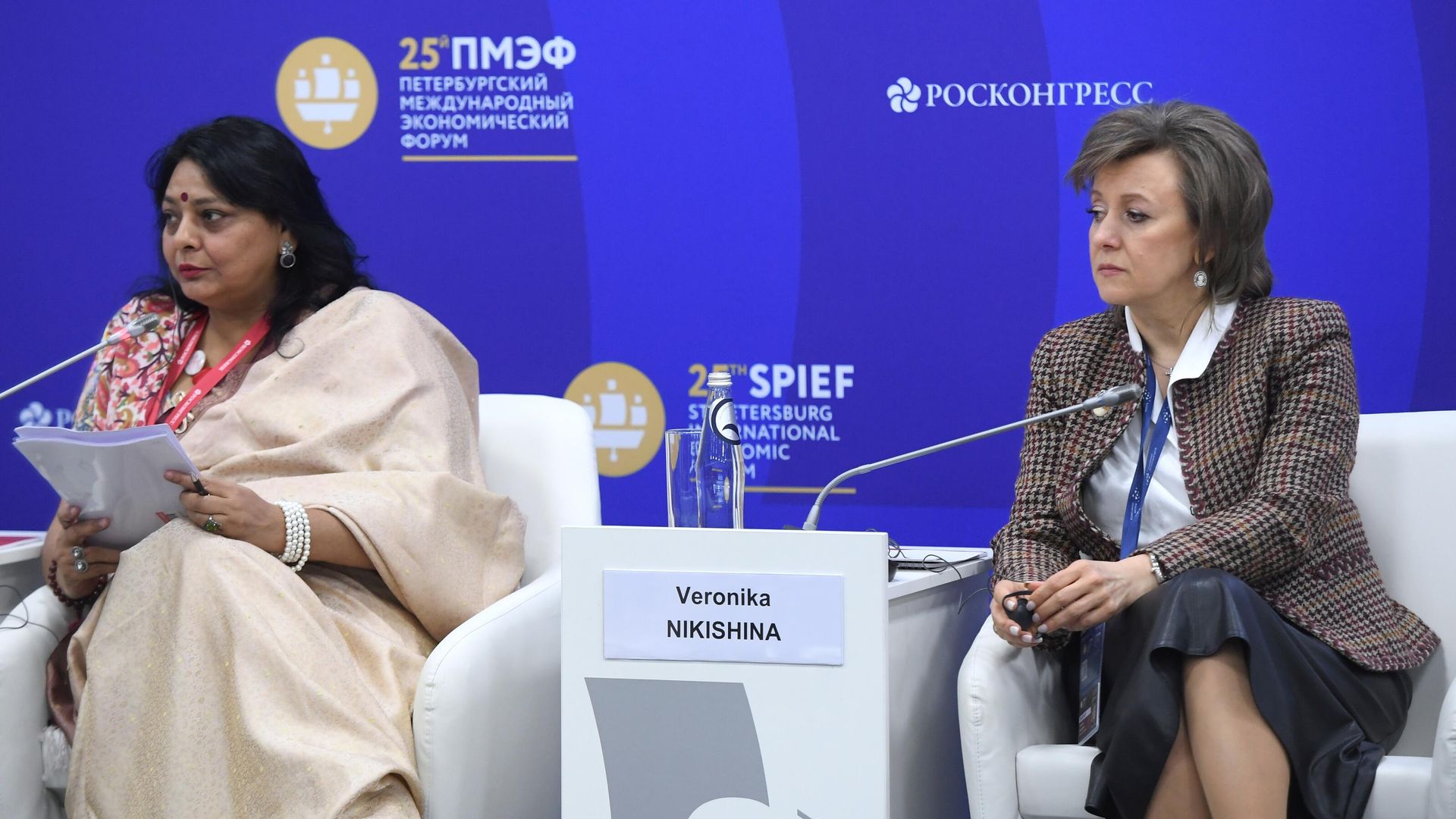 Президент Международного форума БРИКС Пурнима Ананд и генеральный директор Российского экспортного центра Вероника Никишина на сессии Международная кооперация женщин: потенциал и перспективы в рамках XXV ПМЭФ Президент Международного форума БРИКС Пурнима Ананд и генеральный директор Российского экспортного центра Вероника Никишина на сессии Международная кооперация женщин: потенциал и перспективы в рамках XXV ПМЭФ - РИА Новости, 1920, 25.08.2022