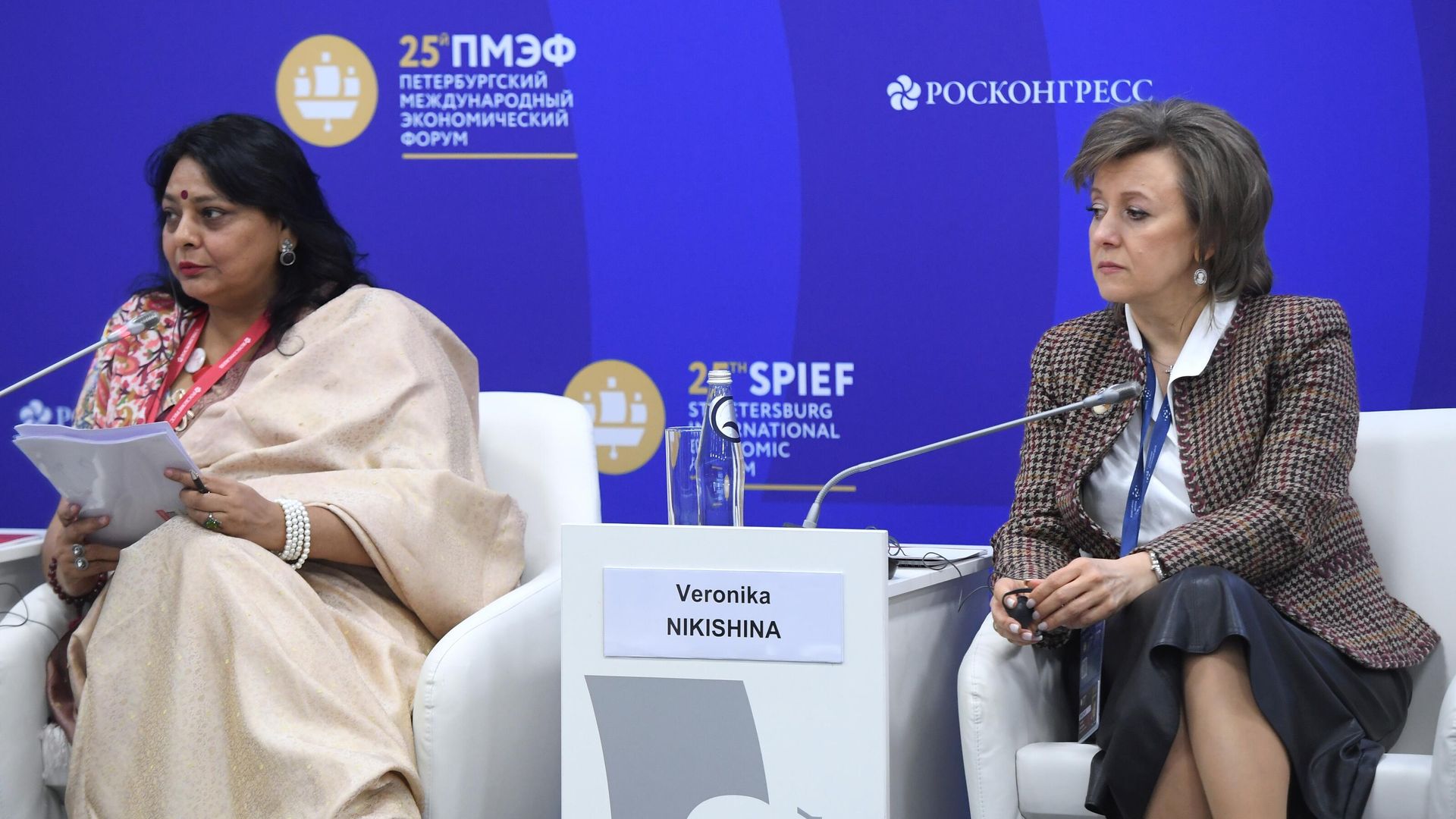 Президент Международного форума БРИКС Пурнима Ананд и генеральный директор Российского экспортного центра Вероника Никишина на сессии Международная кооперация женщин: потенциал и перспективы в рамках XXV ПМЭФ Президент Международного форума БРИКС Пурнима Ананд и генеральный директор Российского экспортного центра Вероника Никишина на сессии Международная кооперация женщин: потенциал и перспективы в рамках XXV ПМЭФ - РИА Новости, 1920, 25.08.2022