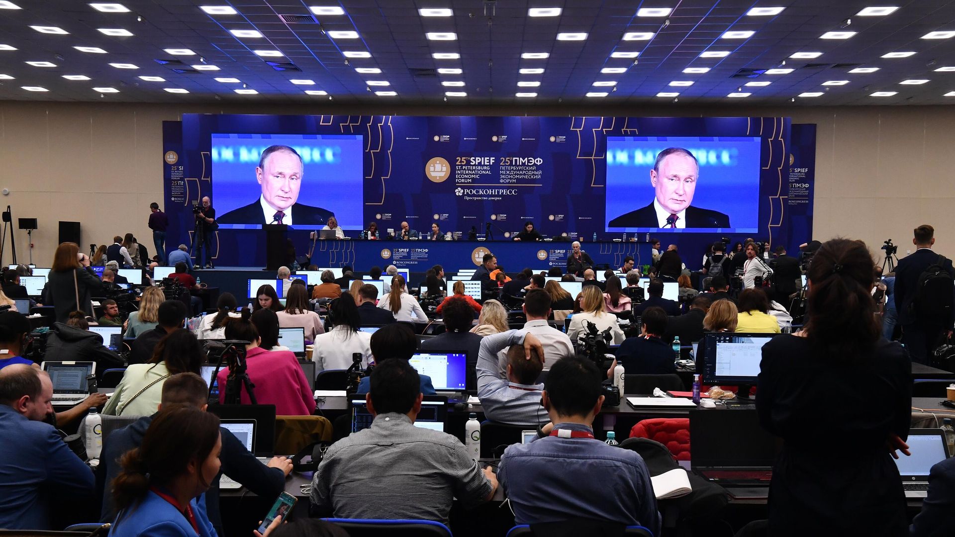 Экраны с трансляцией выступления президента РФ Владимира Путина на пленарном заседании XXV Петербургского международного экономического форума Экраны с трансляцией выступления президента РФ Владимира Путина на пленарном заседании XXV Петербургского международного экономического форума - РИА Новости, 1920, 17.06.2022