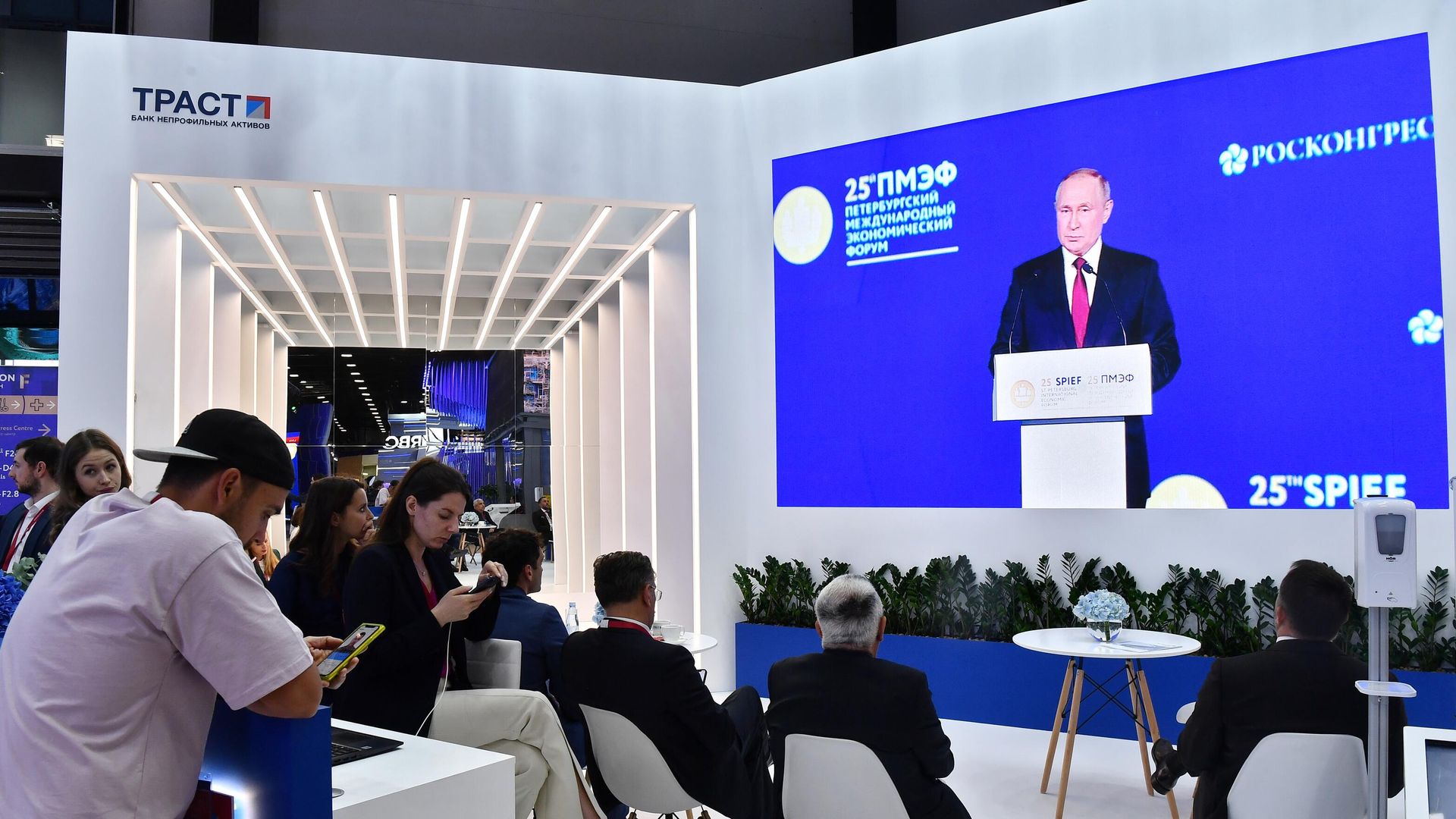 Экран с трансляцией выступления президента России Владимира Путина на пленарном заседании XXV Петербургского международного экономического форума Экран с трансляцией выступления президента России Владимира Путина на пленарном заседании XXV Петербургского международного экономического форума - РИА Новости, 1920, 17.06.2022