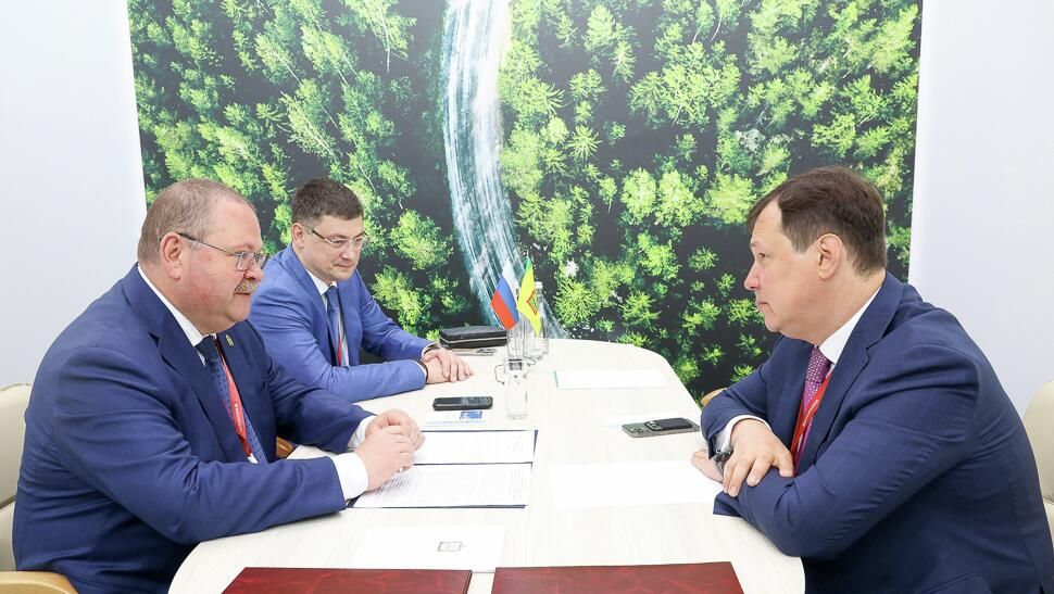 Губернатор Пензенской области Олег Мельниченко и глава совета директоров московского ООО АГрупп Сергей Абрамов на Петербургском международном экономическом форуме - РИА Новости, 1920, 17.06.2022