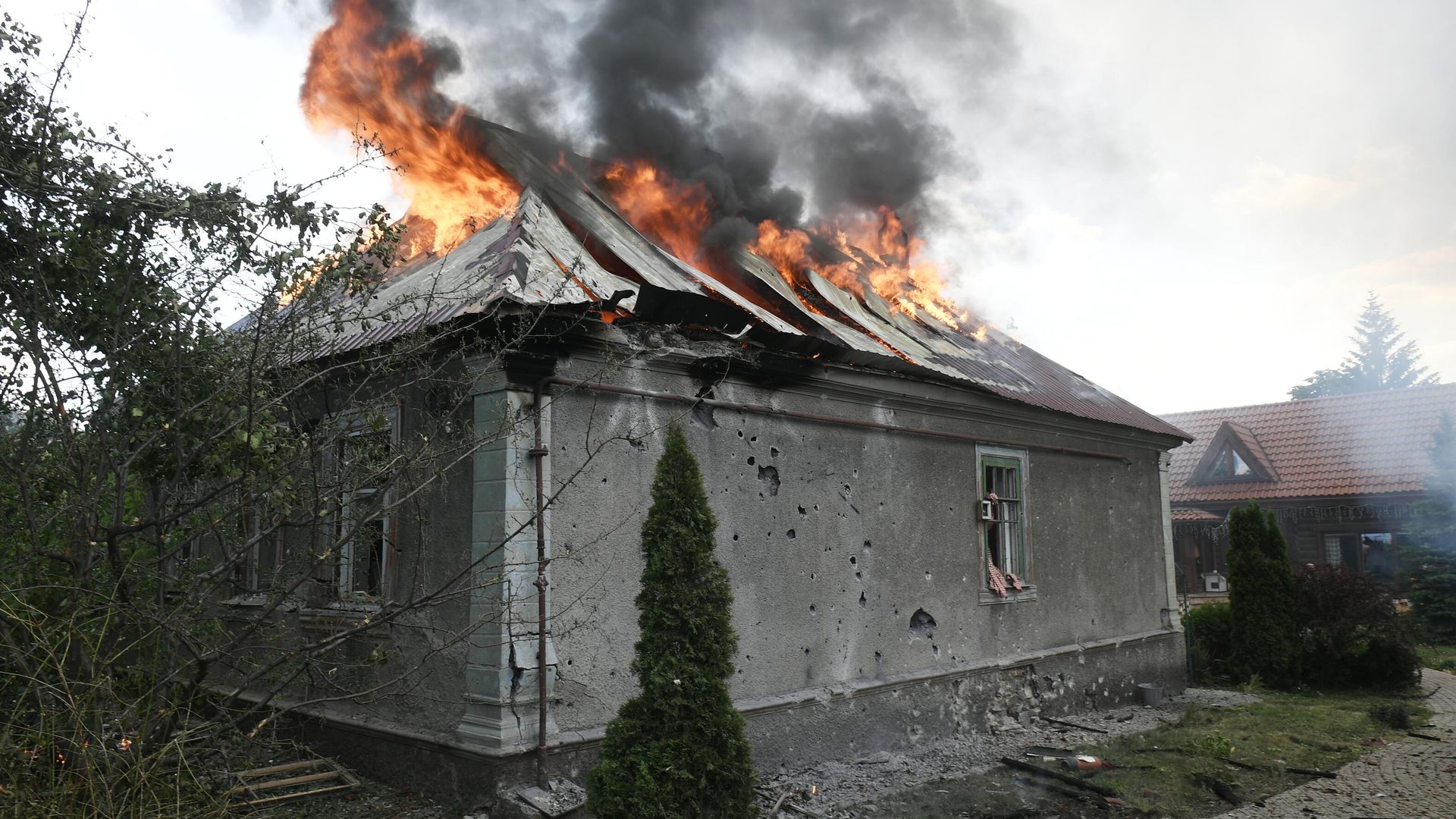 Пожар, возникший в жилом доме в результате обстрела со стороны ВСУ Киевского района Донецка Пожар, возникший в жилом доме в результате обстрела со стороны ВСУ Киевского района Донецка - РИА Новости, 1920, 18.06.2022