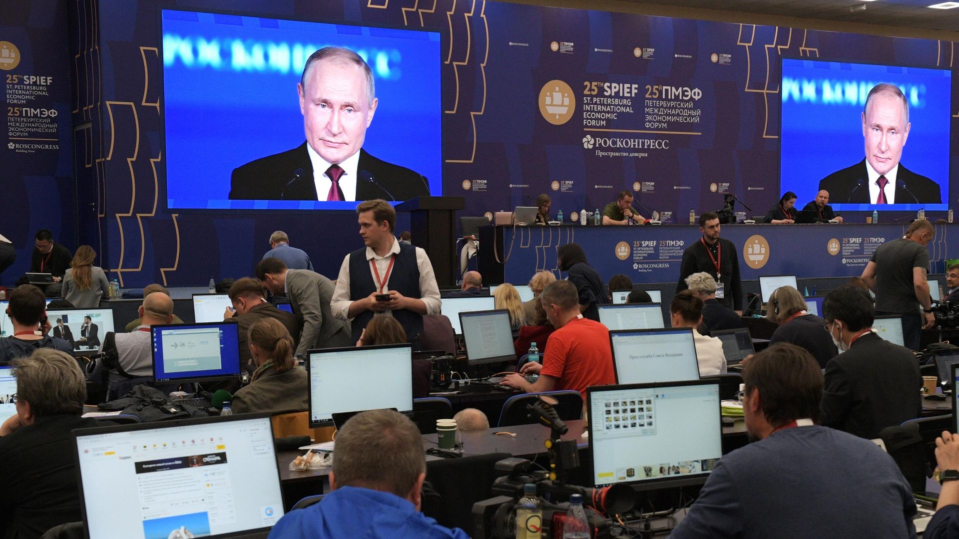 Экраны с трансляцией выступления президента Путина на пленарном заседании XXV ПМЭФ - РИА Новости, 1920, 18.06.2022
