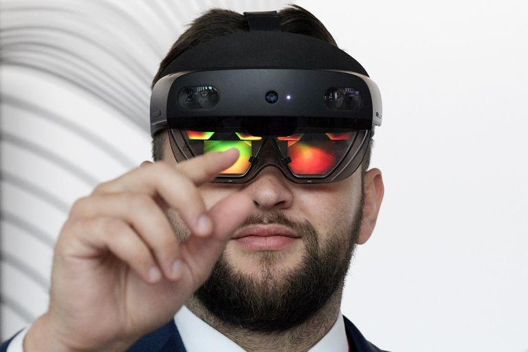 Мужчина в VR-шлеме виртуальной реальности на XXV Петербургском международном экономическом форуме в конгрессно-выставочном центре Экспофорум Мужчина в VR-шлеме виртуальной реальности на XXV Петербургском международном экономическом форуме в конгрессно-выставочном центре Экспофорум