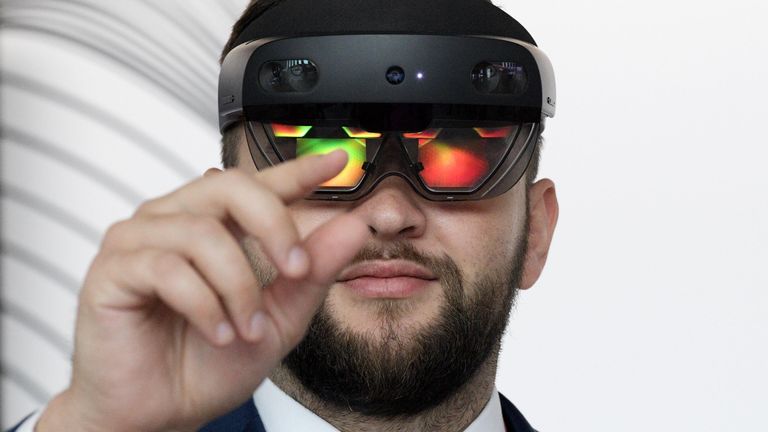 Мужчина в VR-шлеме виртуальной реальности на XXV Петербургском международном экономическом форуме в конгрессно-выставочном центре Экспофорум Мужчина в VR-шлеме виртуальной реальности на XXV Петербургском международном экономическом форуме в конгрессно-выставочном центре Экспофорум