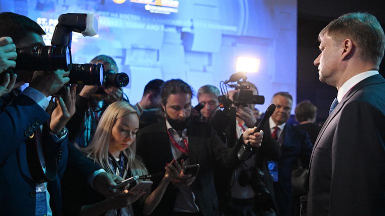 Генеральный директор - председатель правления ОАО РЖД Олег Белозеров общается с журналистами перед началом пленарного заседания XXV Петербургского международного экономического форума - 2022 Генеральный директор - председатель правления ОАО РЖД Олег Белозеров общается с журналистами перед началом пленарного заседания XXV Петербургского международного экономического форума - 2022