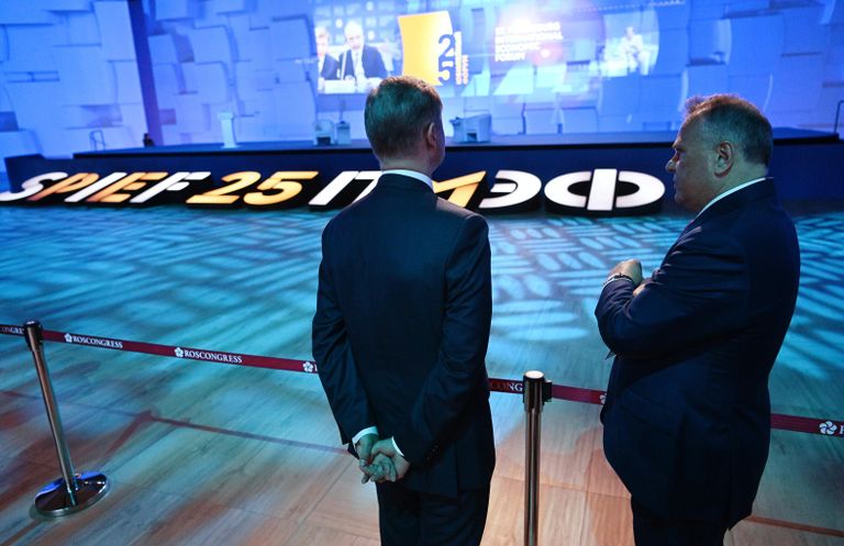 Участники XXV Петербургского международного экономического форума - 2022 в зале перед началом пленарного заседания Участники XXV Петербургского международного экономического форума - 2022 в зале перед началом пленарного заседания