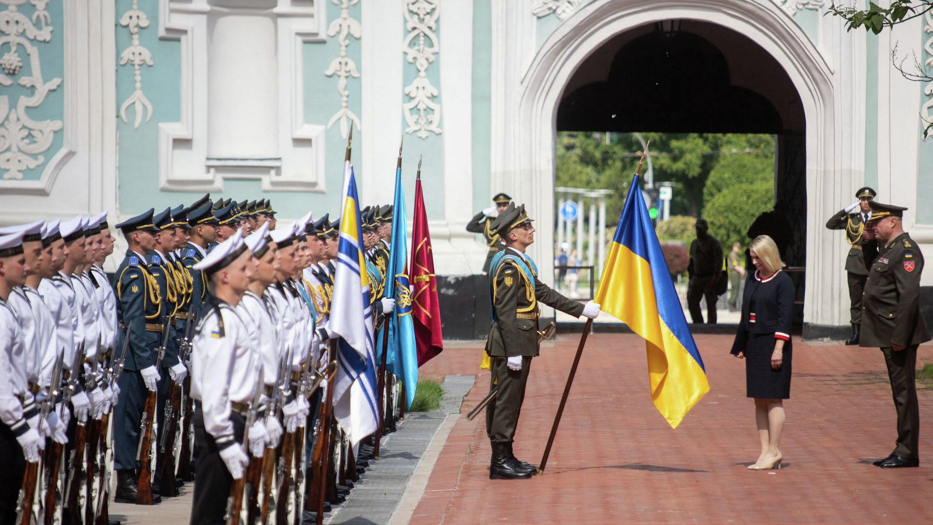 Посол США в Украине Бриджит Бринк (вторая справа) и строй почетного караула в Киеве Посол США в Украине Бриджит Бринк (вторая справа) и строй почетного караула в Киеве - РИА Новости, 1920, 18.06.2022