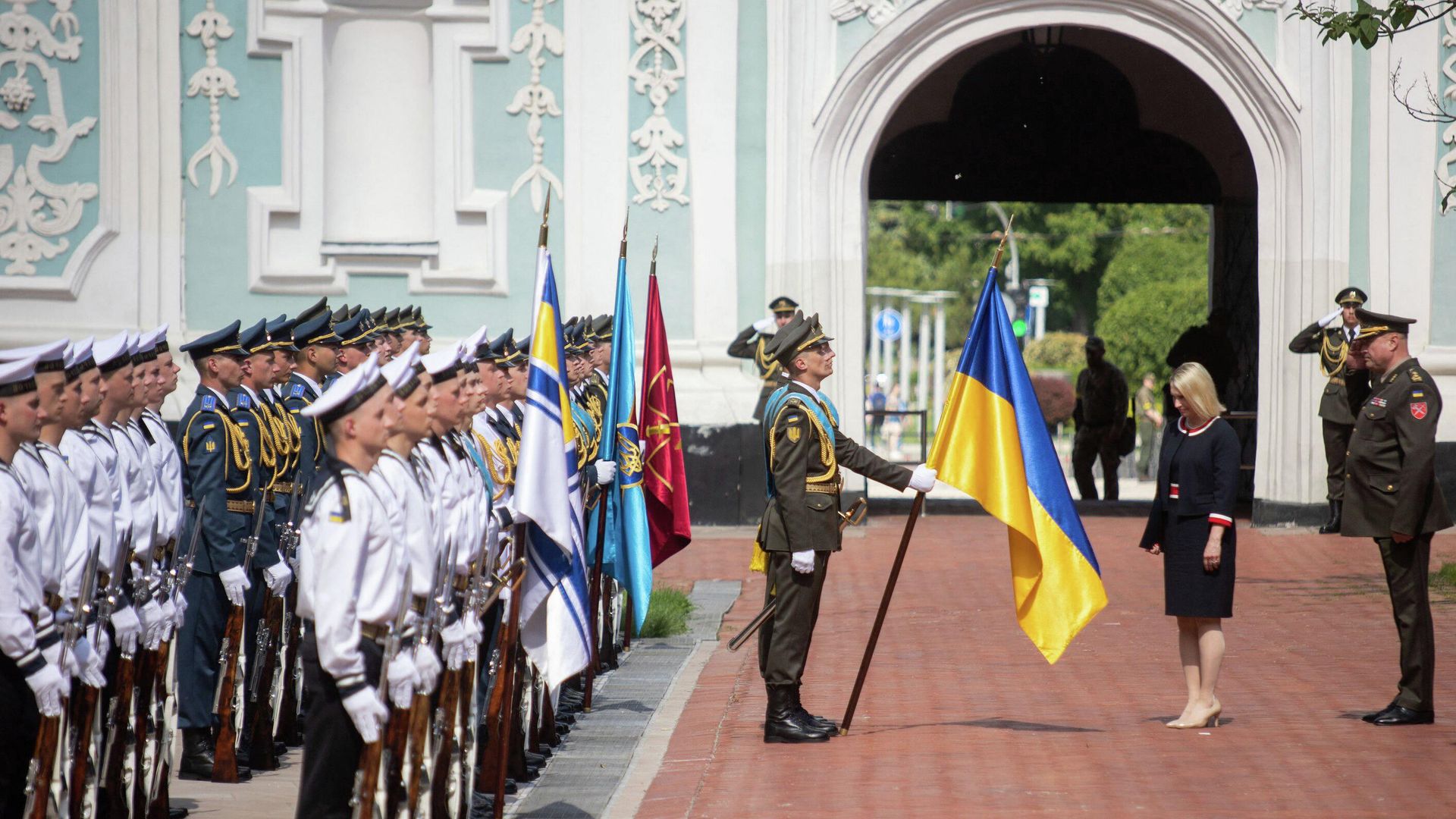 Посол США в Украине Бриджит Бринк (вторая справа) и строй почетного караула в Киеве Посол США в Украине Бриджит Бринк (вторая справа) и строй почетного караула в Киеве - РИА Новости, 1920, 18.06.2022