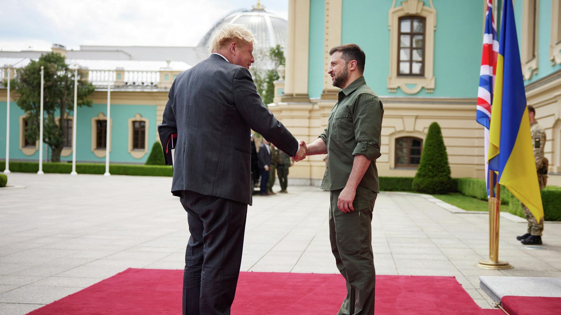 Премьер-министр Великобритании Борис Джонсон и президент Украины Владимир Зеленский во время встречи в Киеве. 17 июня 2022 Премьер-министр Великобритании Борис Джонсон и президент Украины Владимир Зеленский во время встречи в Киеве. 17 июня 2022 - РИА Новости, 1920, 17.06.2022