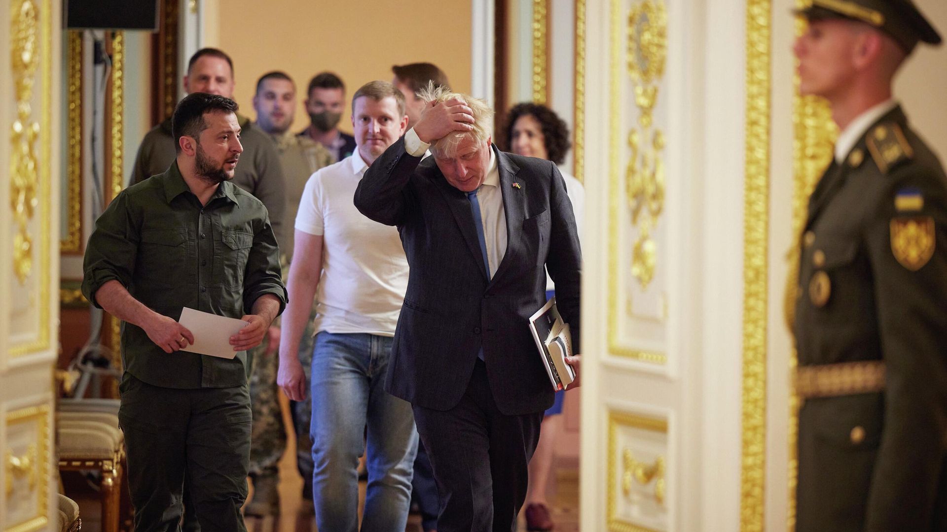 Премьер-министр Великобритании Борис Джонсон и президент Украины Владимир Зеленский во время встречи в Киеве Премьер-министр Великобритании Борис Джонсон и президент Украины Владимир Зеленский во время встречи в Киеве - РИА Новости, 1920, 18.06.2022