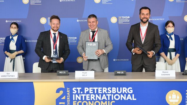 Председатель совета директоров ГК Промомед Петр Белый и руководство Российского химико-технологического университета имени Менделеева