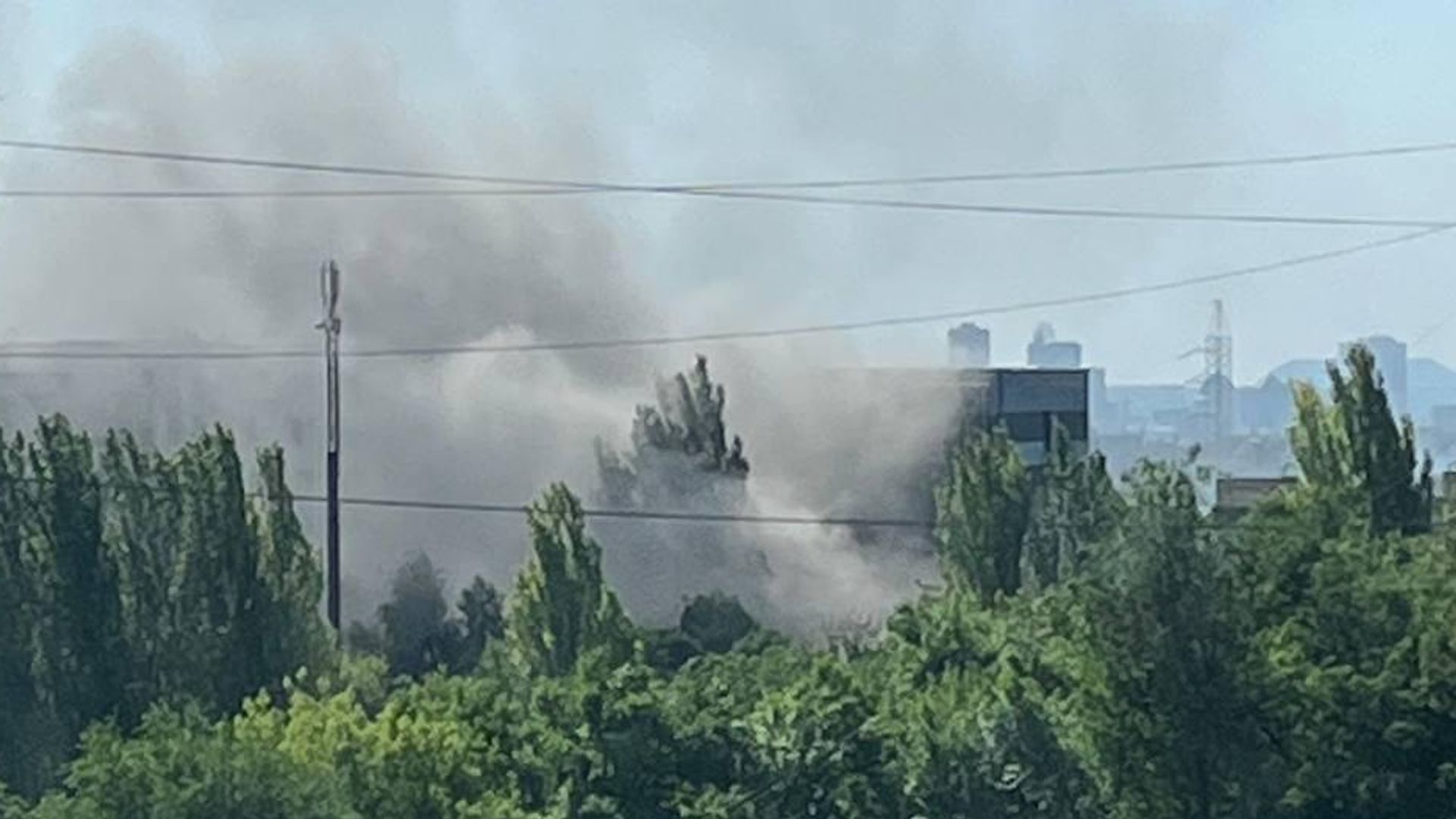 Дым над заводом Топаз в Куйбышевском районе Донецка. Кадр из видео очевидца Дым над заводом Топаз в Куйбышевском районе Донецка. Кадр из видео очевидца - РИА Новости, 1920, 18.06.2022