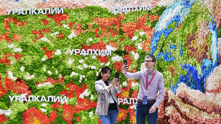 Люди у стенда Уралхим на выставке XXV Петербургского международного экономического форума Люди у стенда Уралхим на выставке XXV Петербургского международного экономического форума