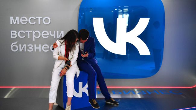 Люди у стенда социальной сети ВКонтакте