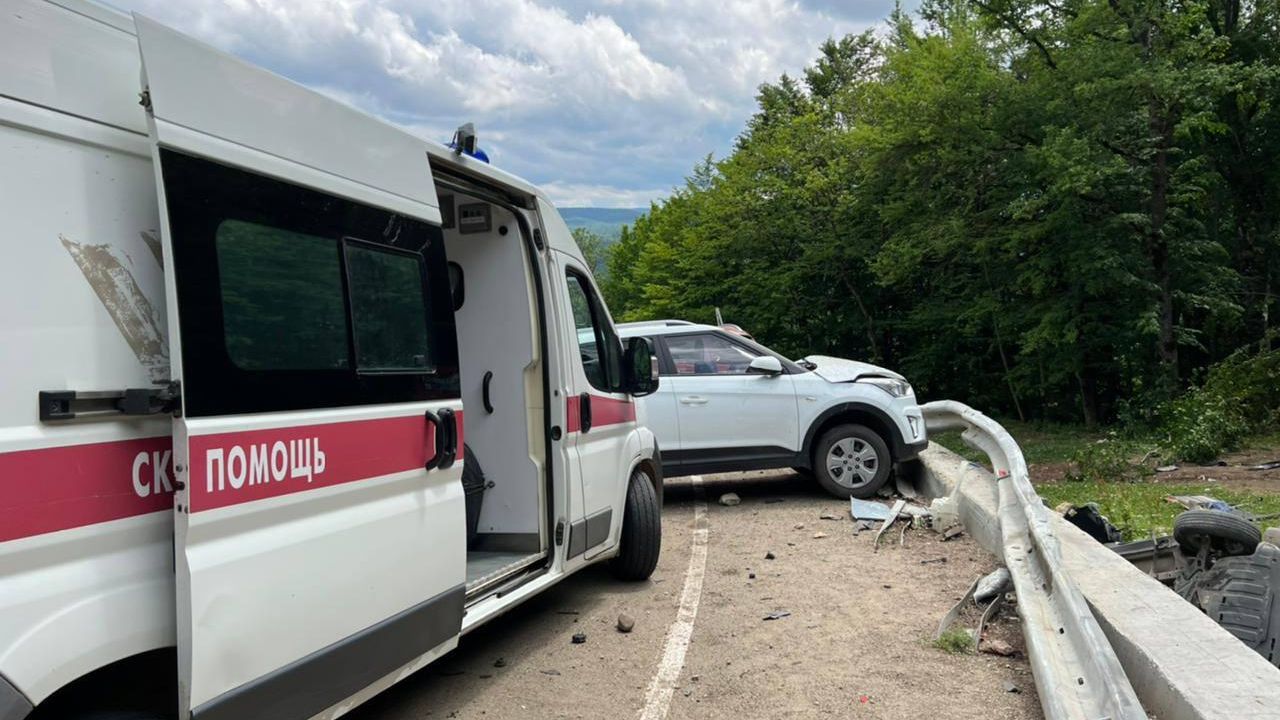 На метсе ДТП с участием туристического автобуса в Апшеронском районе Краснодарского края На метсе ДТП с участием туристического автобуса в Апшеронском районе Краснодарского края - РИА Новости, 1920, 18.06.2022