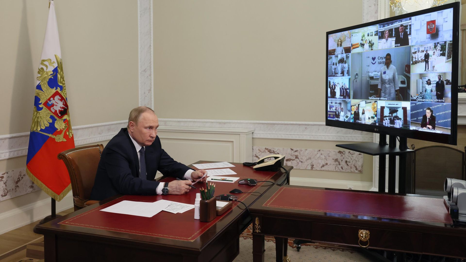 Президент России Владимир Путин участвует в режиме видеоконференции в открытии новых объектов здравоохранения в нескольких регионах России Президент России Владимир Путин участвует в режиме видеоконференции в открытии новых объектов здравоохранения в нескольких регионах России - РИА Новости, 1920, 18.06.2022