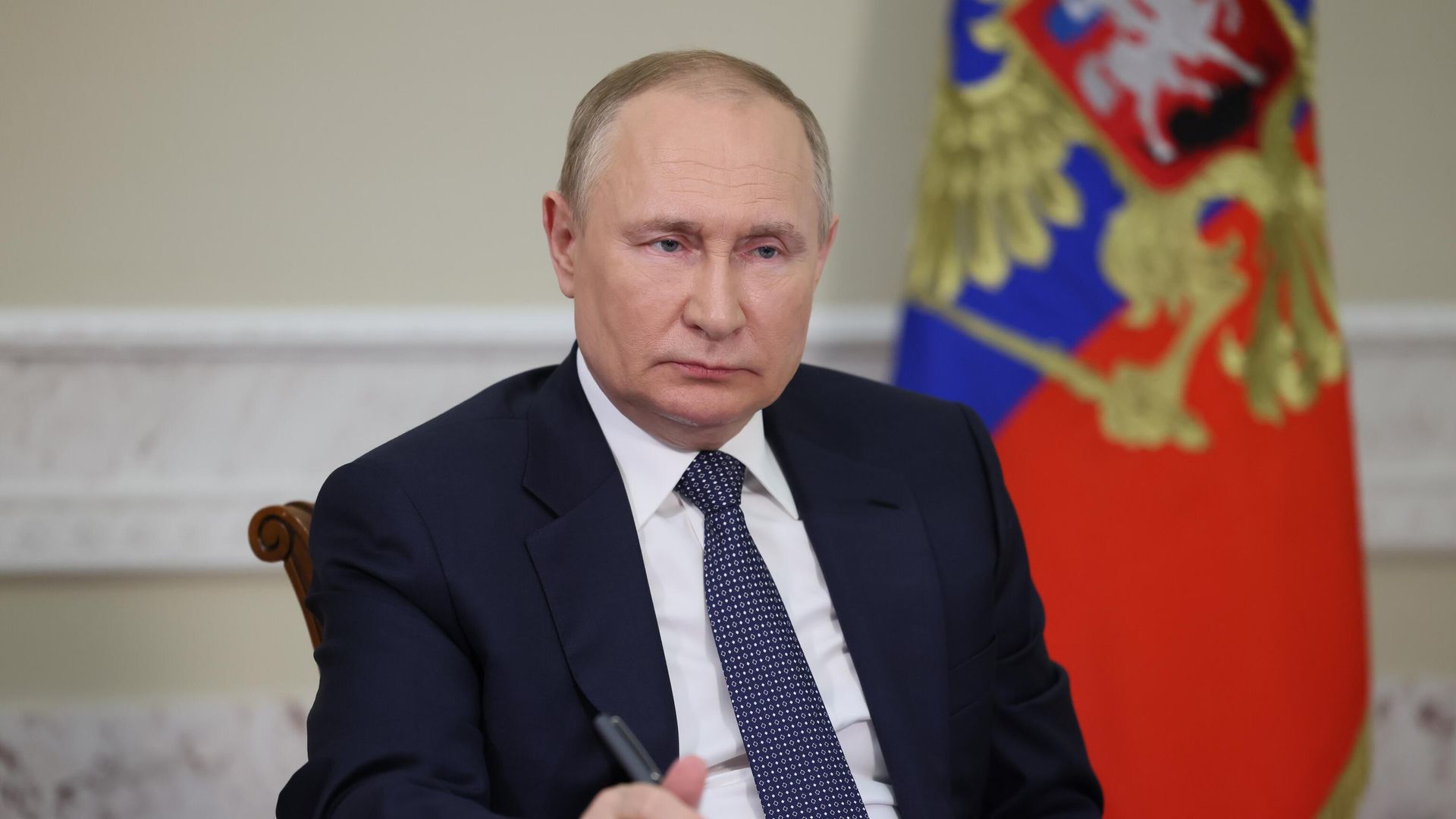 Президент России Владимир Путин участвует в режиме видеоконференции в открытии новых объектов здравоохранения в нескольких регионах России Президент России Владимир Путин участвует в режиме видеоконференции в открытии новых объектов здравоохранения в нескольких регионах России - РИА Новости, 1920, 18.06.2022