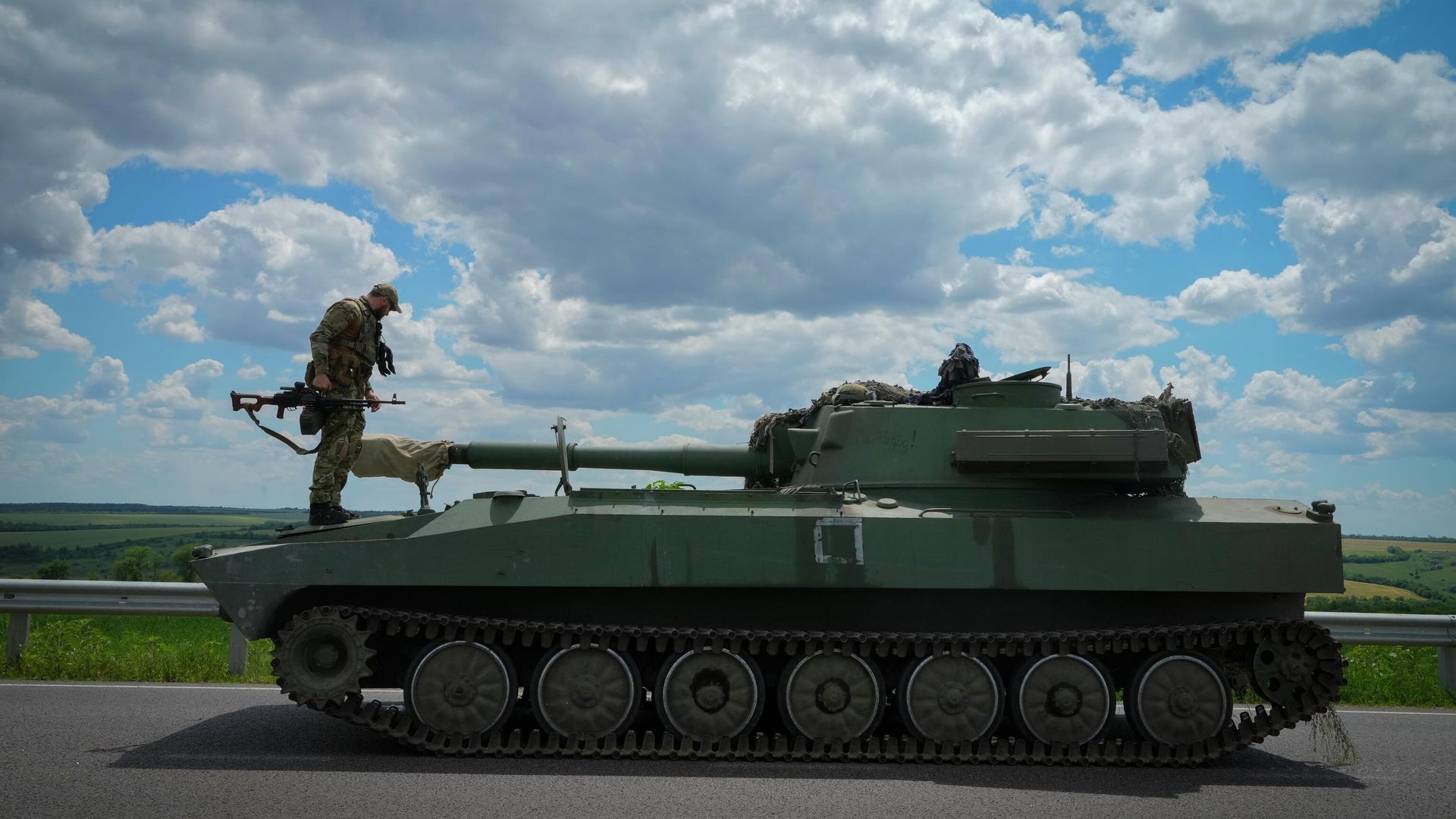 Украинский солдат стоит на самоходной артиллерийской установке Гвоздика в Донецкой области Украинский солдат стоит на самоходной артиллерийской установке Гвоздика в Донецкой области - РИА Новости, 1920, 14.07.2022