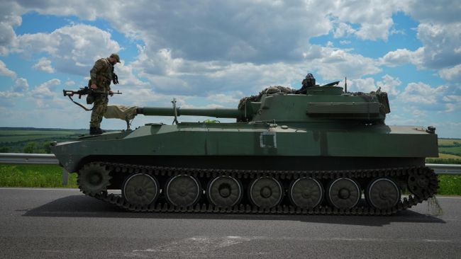 Украинский солдат стоит на самоходной артиллерийской установке Гвоздика в Донецкой области