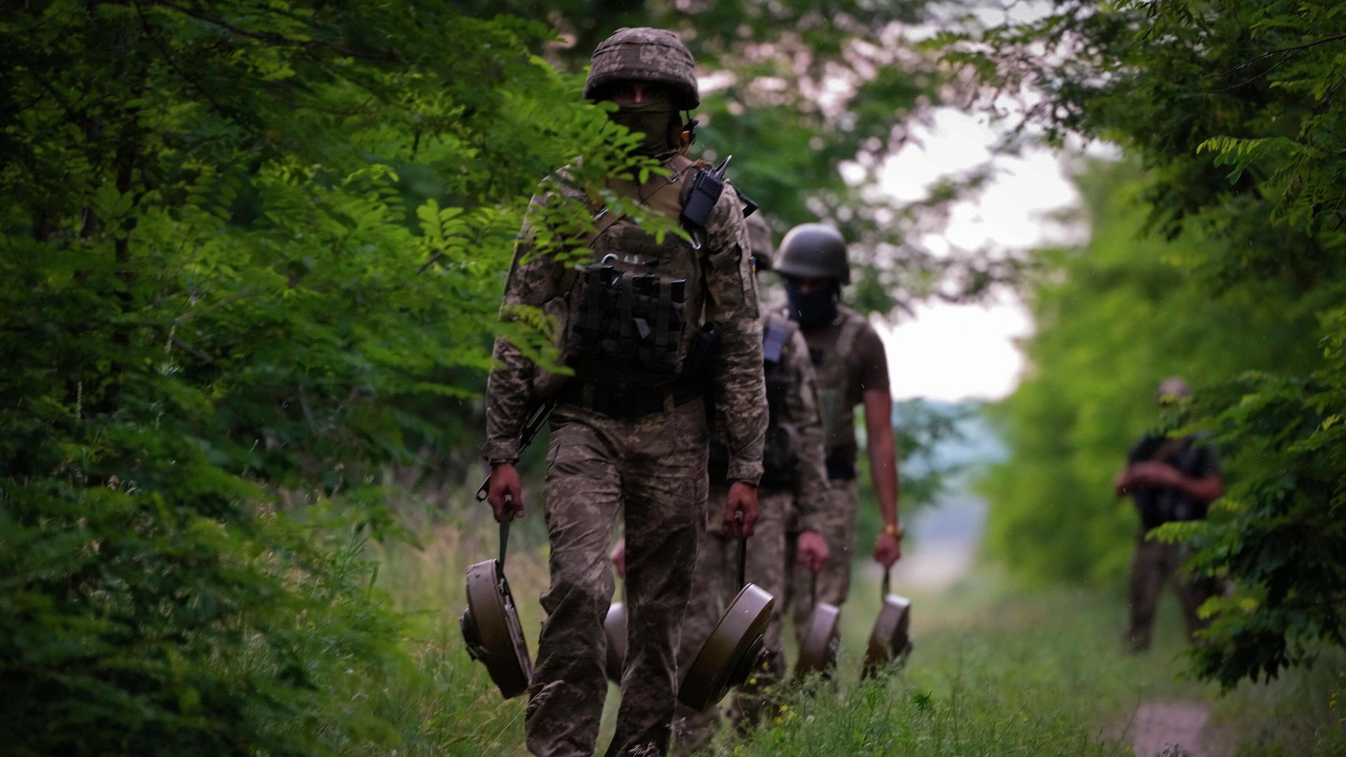 Военнослужащие Украины несут противотанковые мины в Донецкой области - РИА Новости, 1920, 04.10.2022