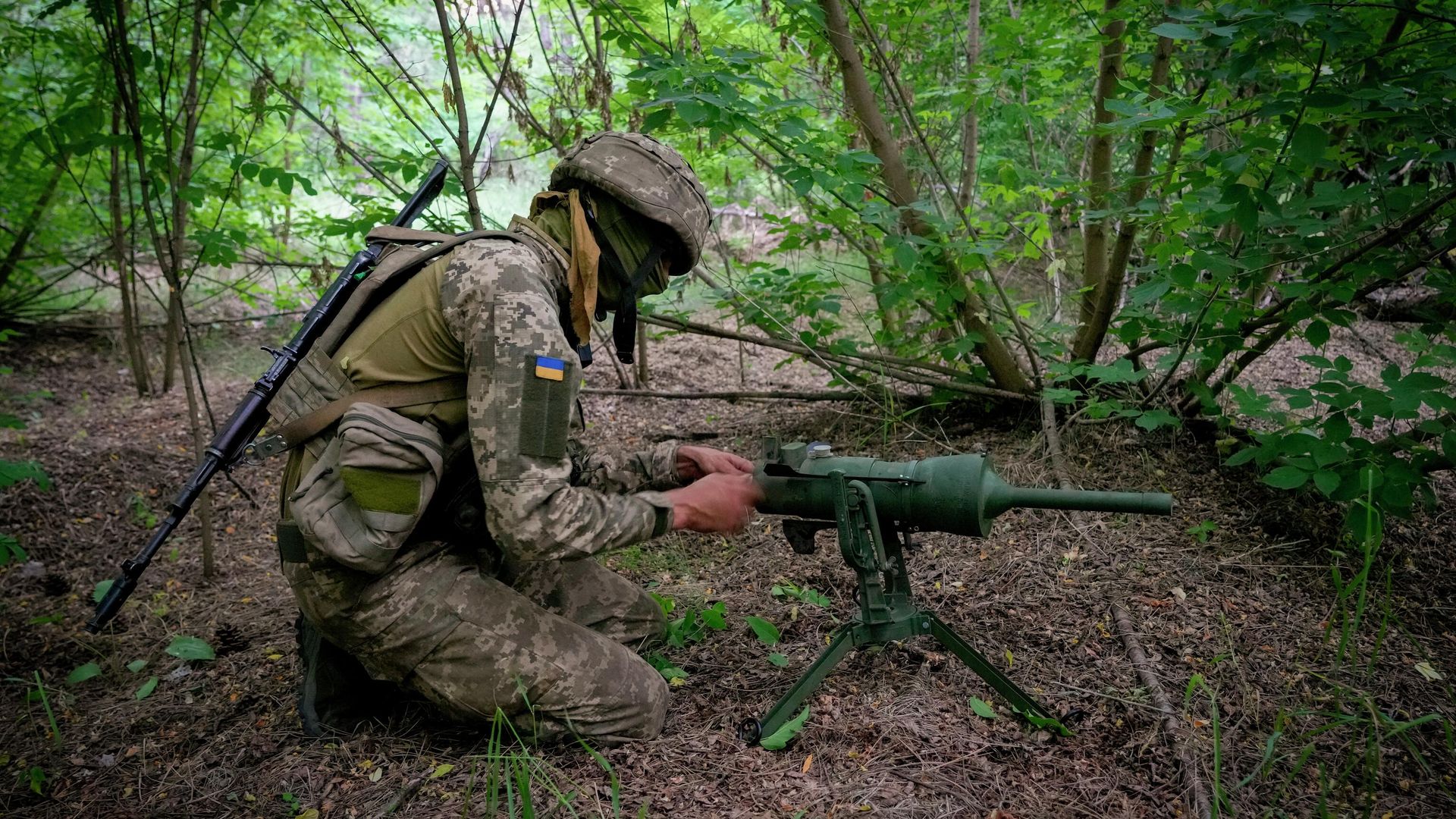 Военнослужащий Украины устанавливает немецкую противотанковую мину в Донецкой области - РИА Новости, 1920, 28.06.2022
