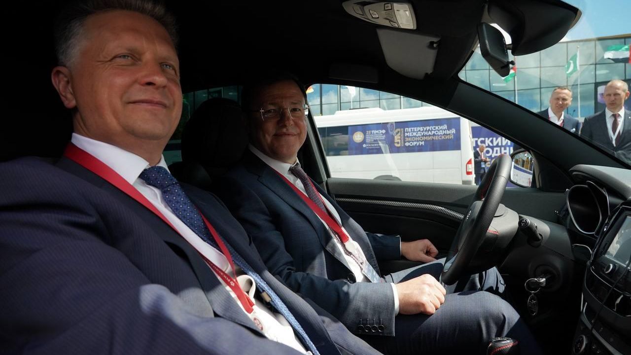 Глава Самарской области Дмитрий Азаров приехал на ПМЭФ на своей Lada Vesta Sport Глава Самарской области Дмитрий Азаров приехал на ПМЭФ на своей Lada Vesta Sport - РИА Новости, 1920, 19.06.2022