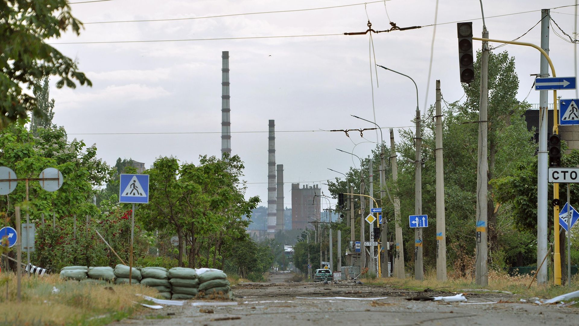 Улица, ведущая к химическому комбинату Азот в Северодонецке - РИА Новости, 1920, 21.06.2022