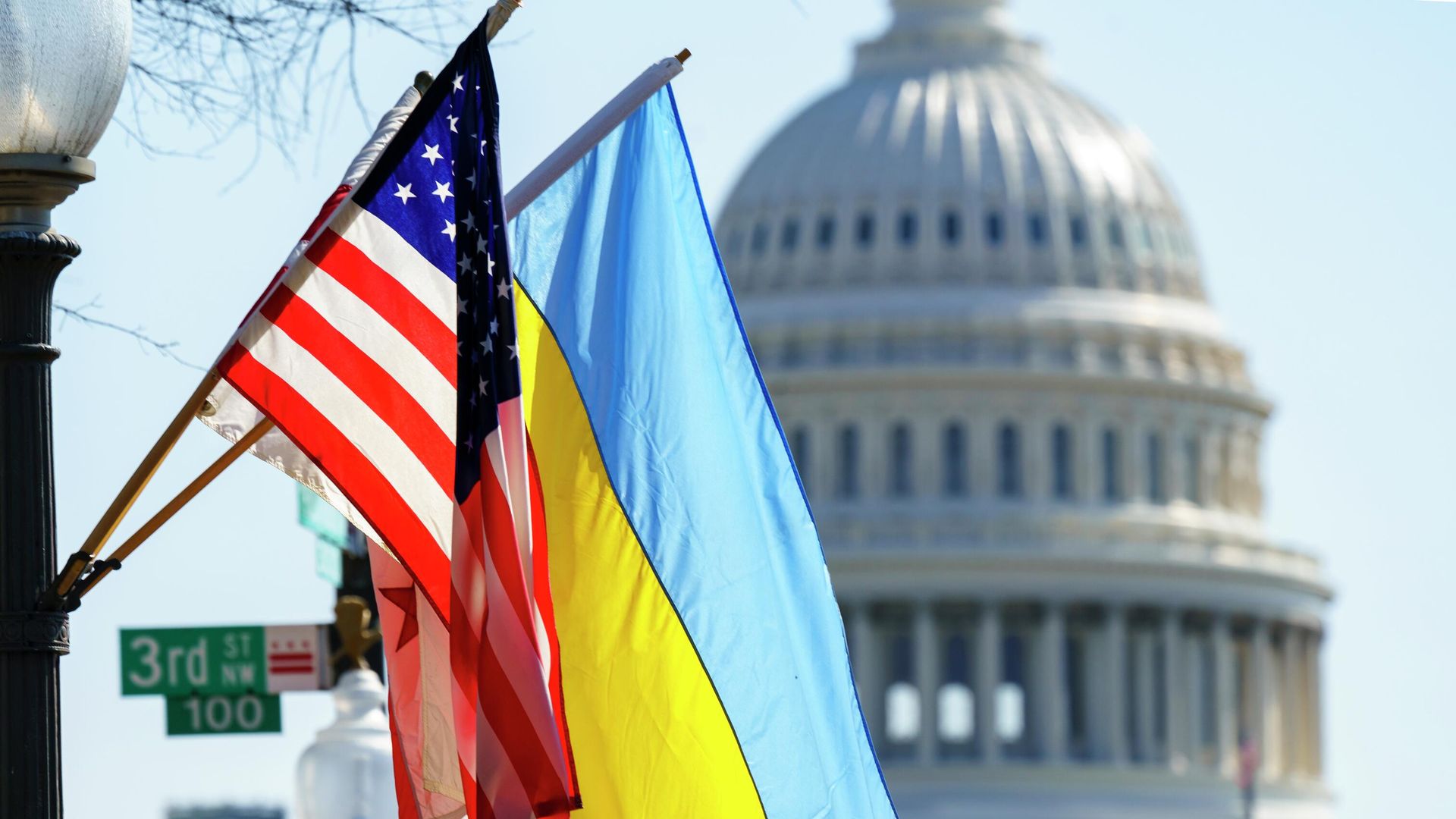 Флаги Украины, США и округа Колумбия у здания Капитолия в Вашингтоне Флаги Украины, США и округа Колумбия у здания Капитолия в Вашингтоне - РИА Новости, 1920, 07.09.2022
