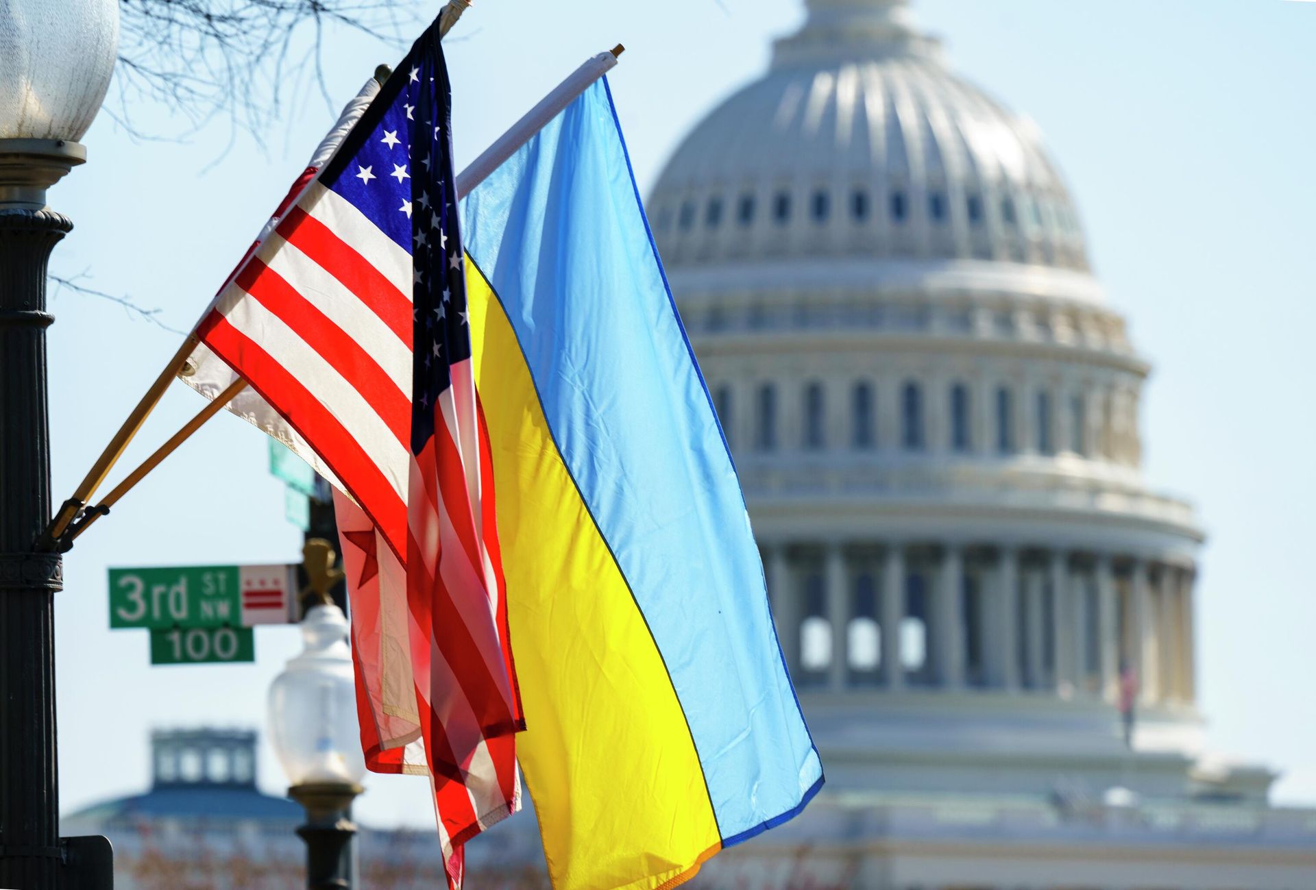 Флаги Украины, США и округа Колумбия у здания Капитолия в Вашингтоне Флаги Украины, США и округа Колумбия у здания Капитолия в Вашингтоне - РИА Новости, 1920, 15.07.2022