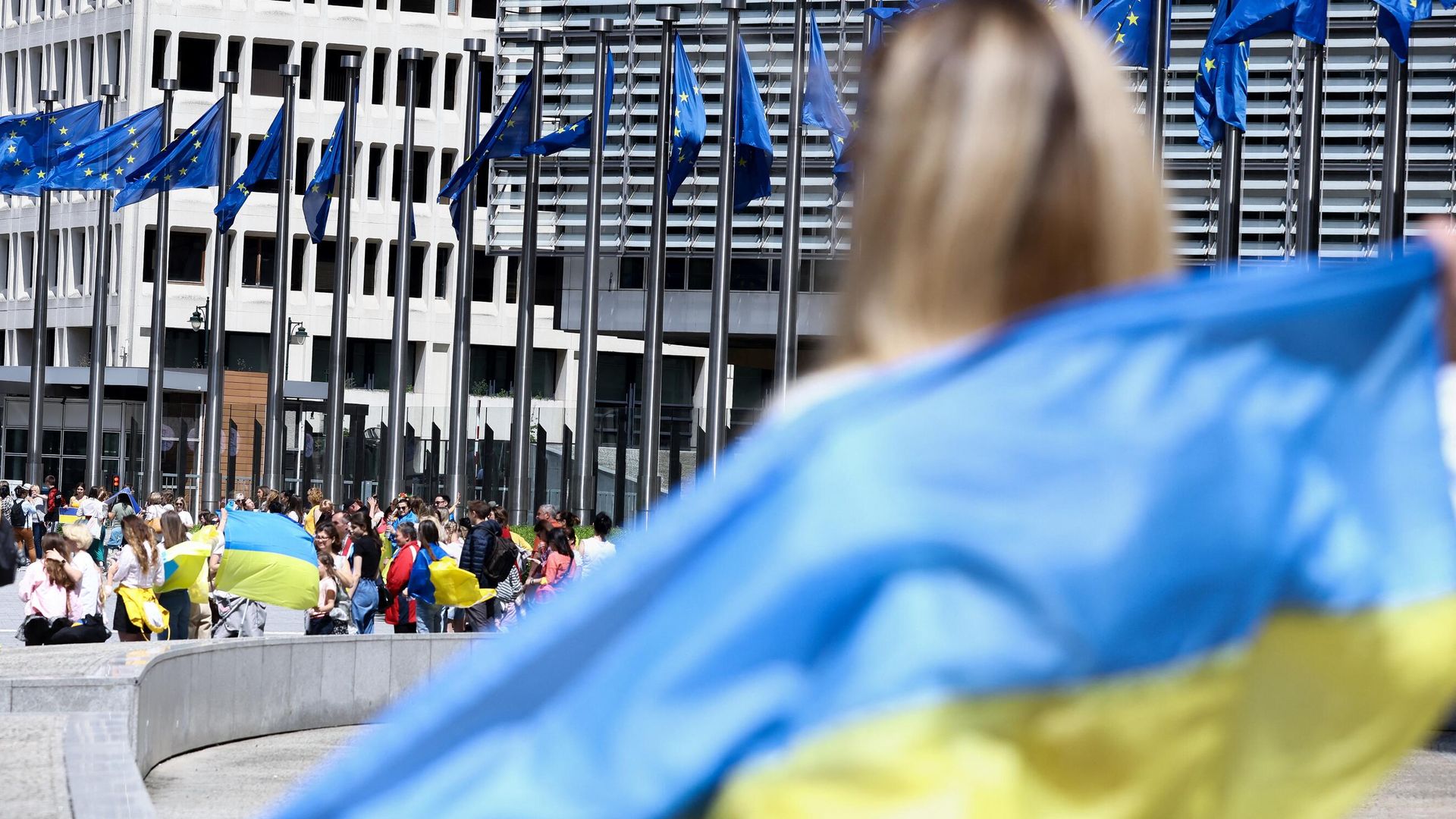 Люди с флагами Украины у здания Еврокомиссии в Брюсселе Люди с флагами Украины у здания Еврокомиссии в Брюсселе - РИА Новости, 1920, 20.06.2022