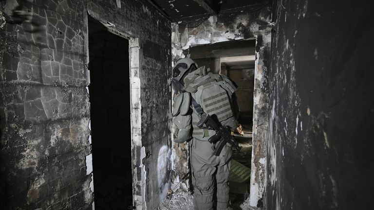 Сапер Международного противоминного центра Вооруженных сил РФ во время обхода жилых домов, прилегающих к территории металлургического комбината Азовсталь в Мариуполе с целью разминирования