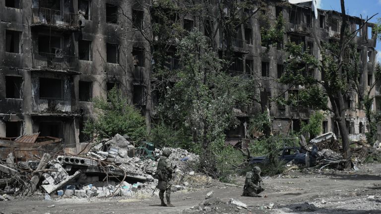 Разминирование жилых домов вблизи Азовстали
